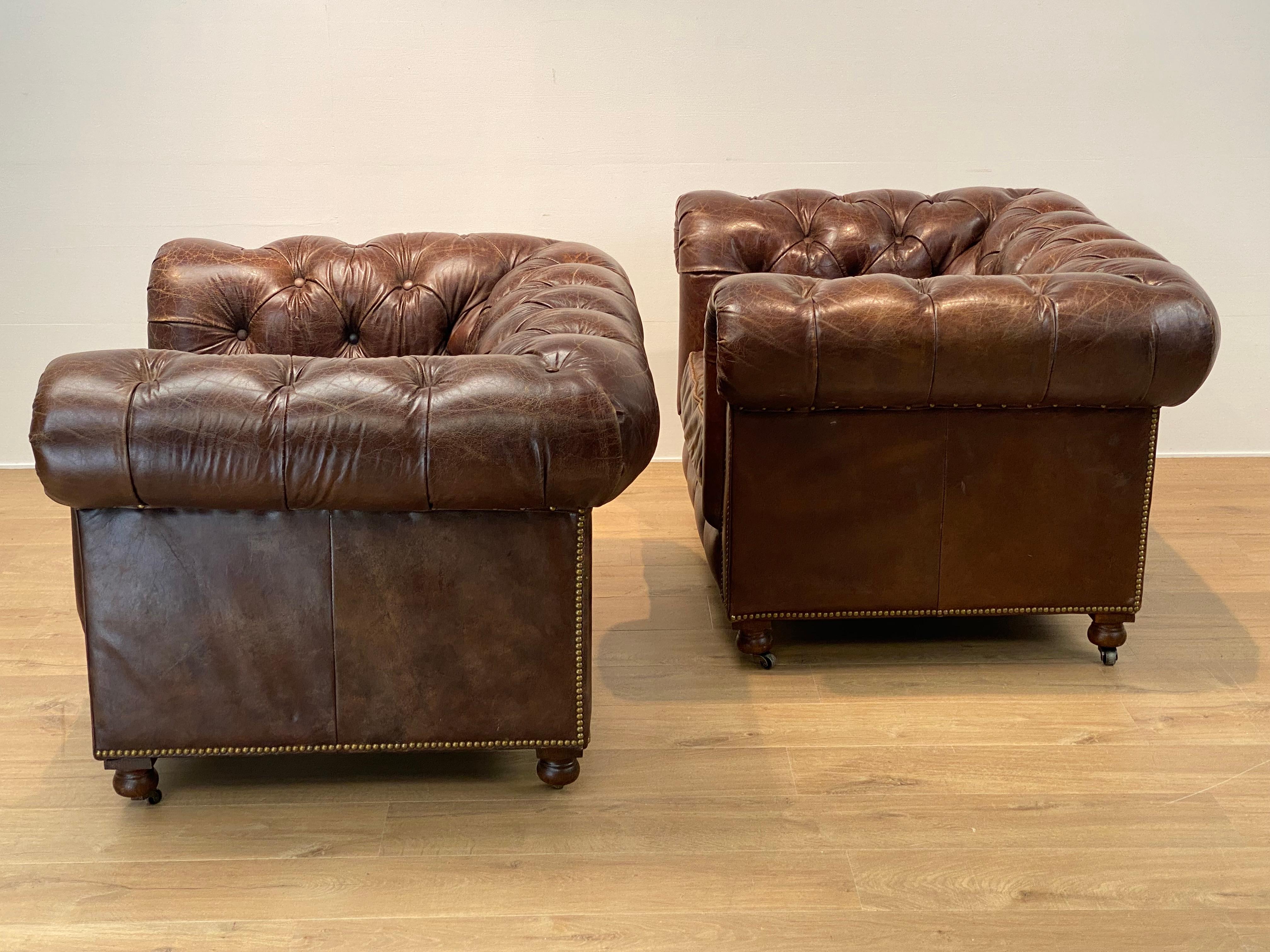 Britannique Paire de chaises Chesterfield en cuir en vente