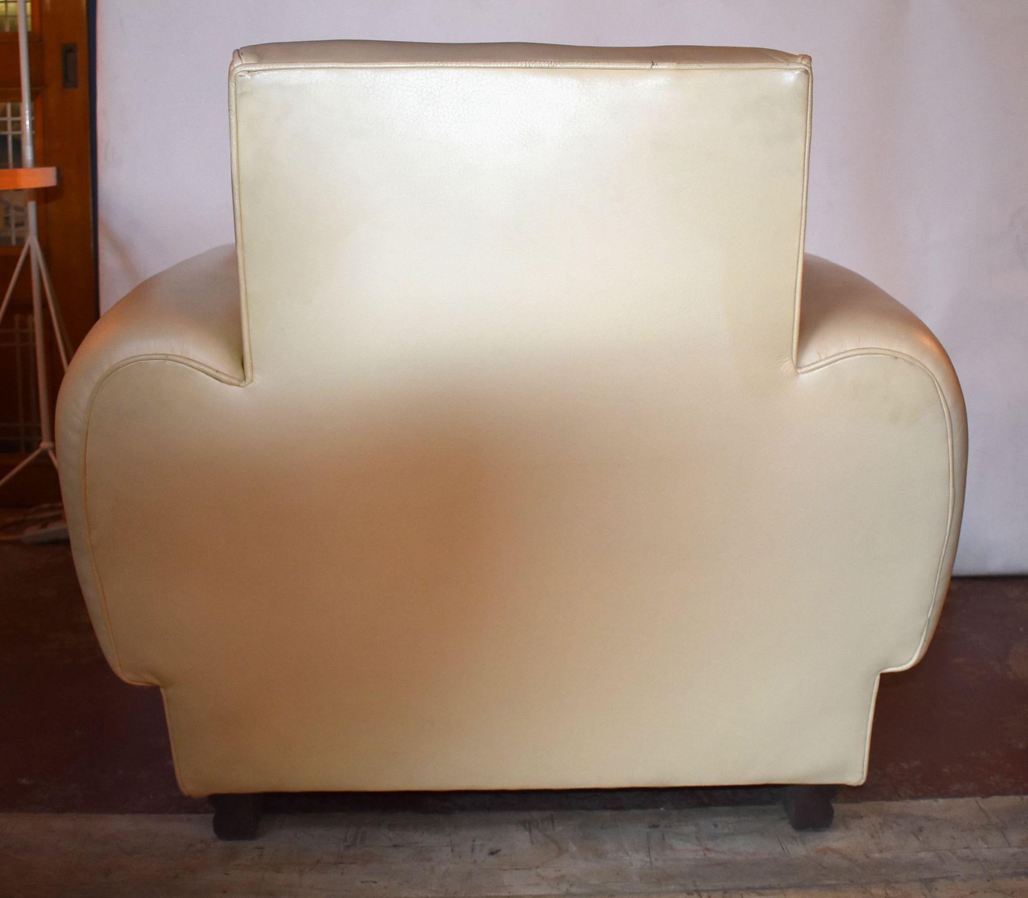 Paire de fauteuils club en cuir dans le style de Paul Dupre-Lafon en vente 4