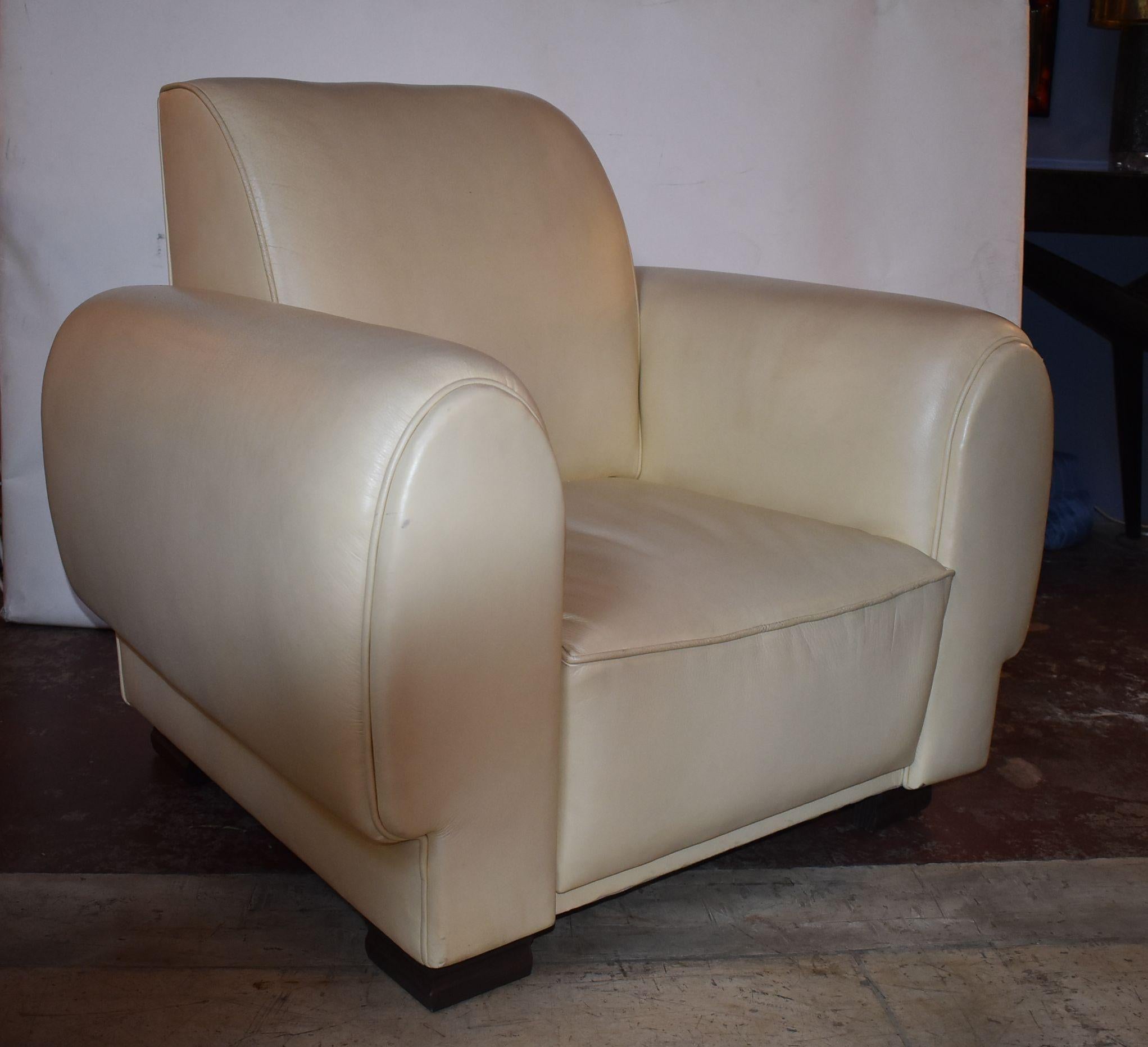 Une fabuleuse paire de grands fauteuils club français vintage dans le style de Paul Dupre-Lafon. Tapissé d'un cuir crème. Le cadre et les pieds sont en chêne.