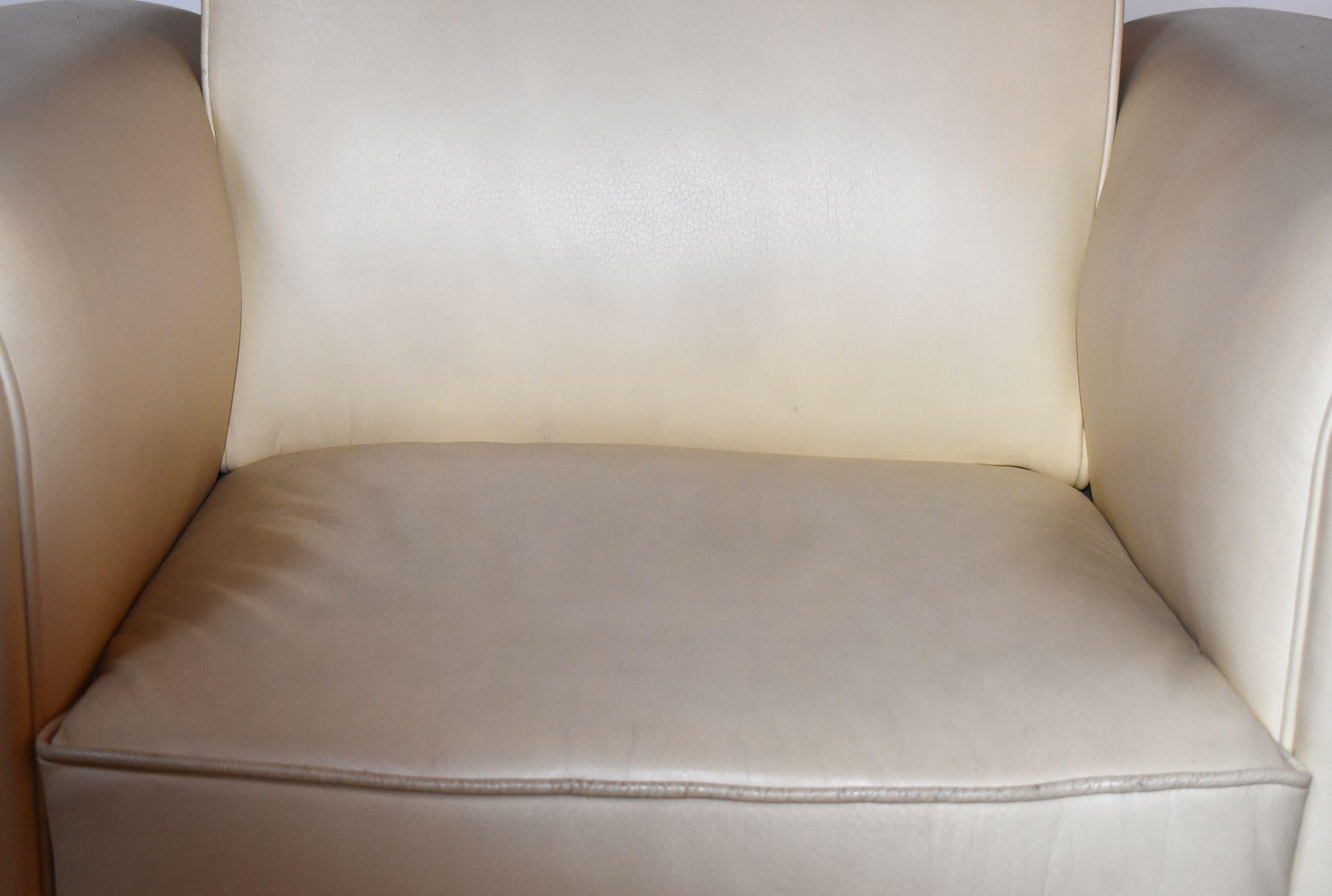 20ième siècle Paire de fauteuils club en cuir dans le style de Paul Dupre-Lafon en vente