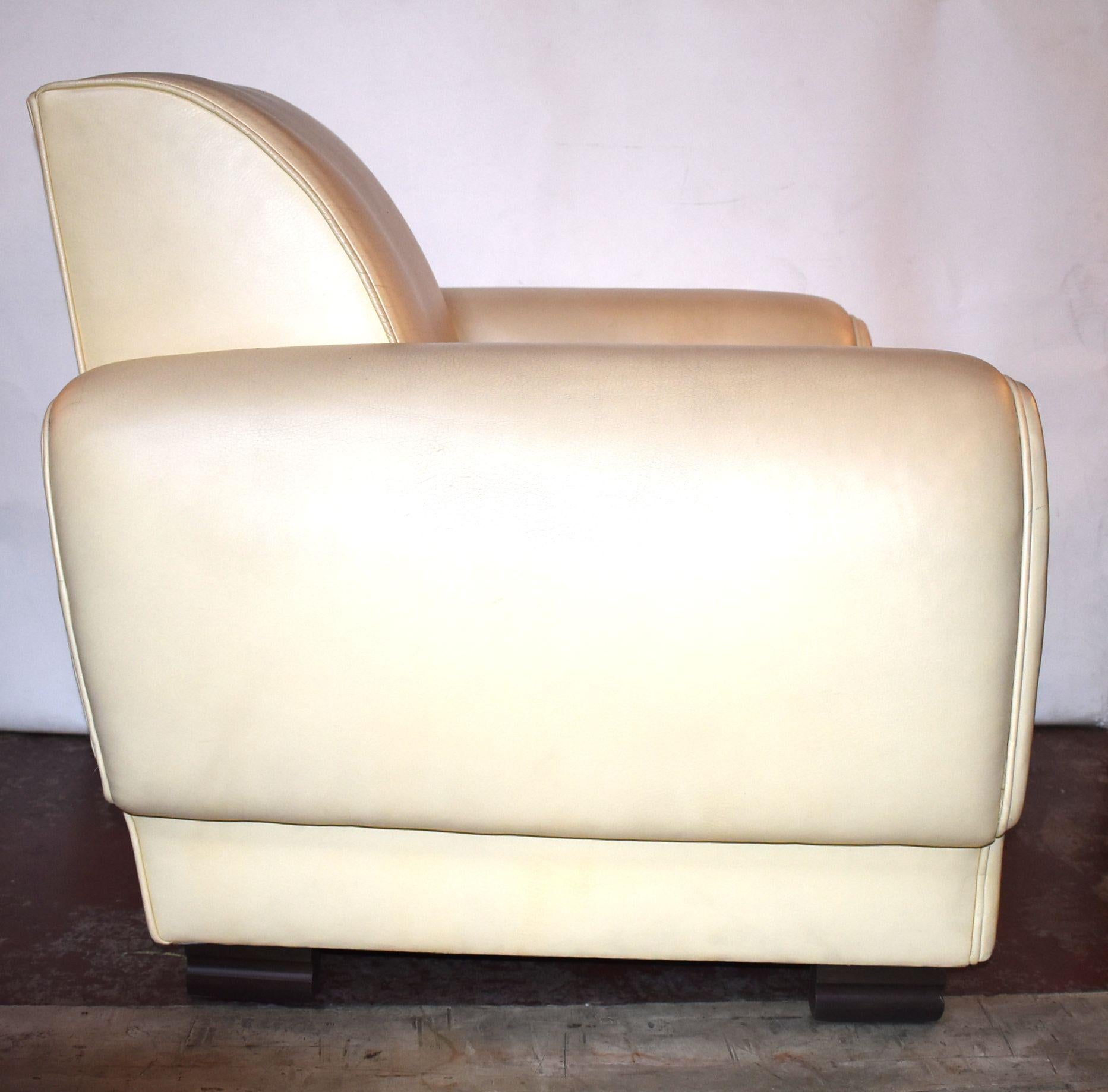 Paire de fauteuils club en cuir dans le style de Paul Dupre-Lafon en vente 2