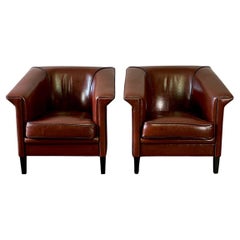 Paire de fauteuils club en cuir