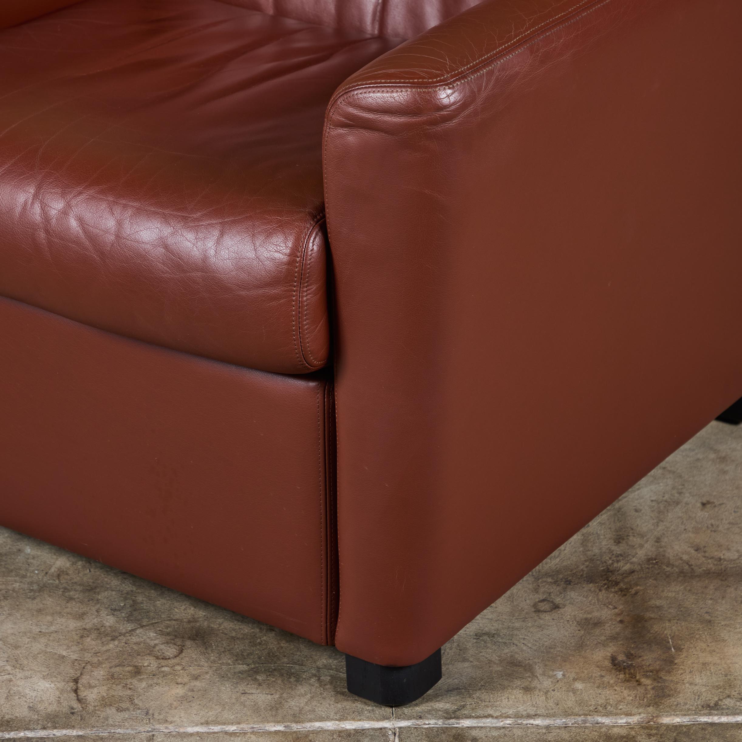 Coppia di sedie da salotto Club in pelle di Metropolitan Furniture Co. in vendita 3