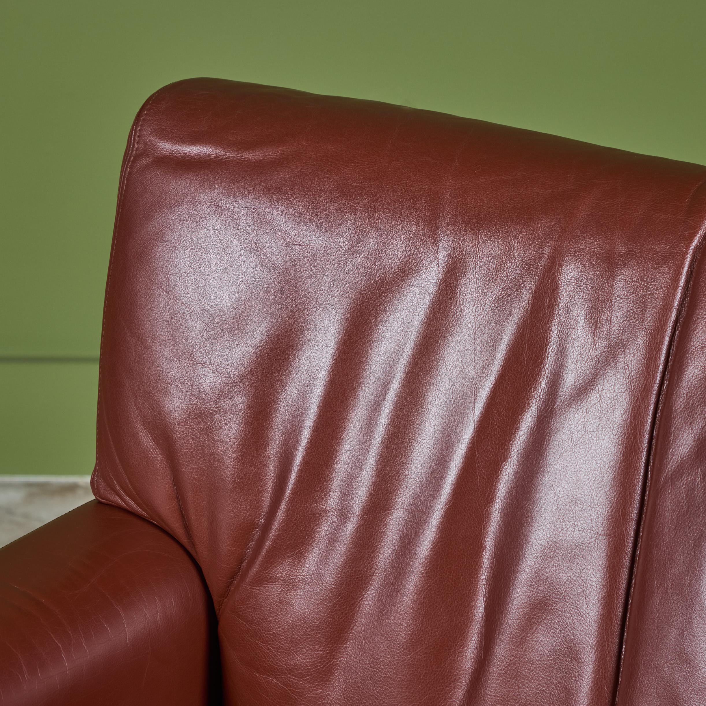 Coppia di sedie da salotto Club in pelle di Metropolitan Furniture Co. in vendita 4