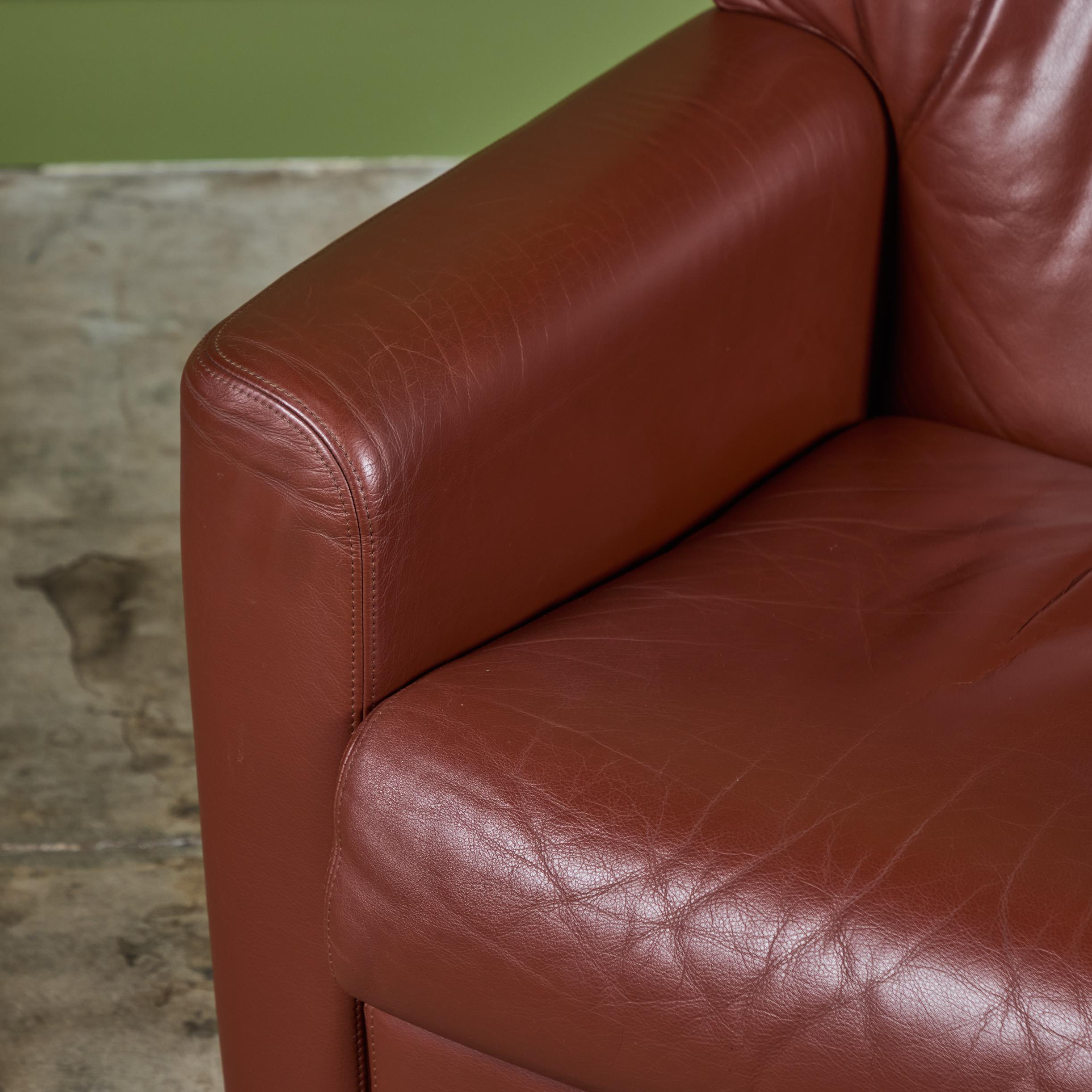 Coppia di sedie da salotto Club in pelle di Metropolitan Furniture Co. in vendita 5