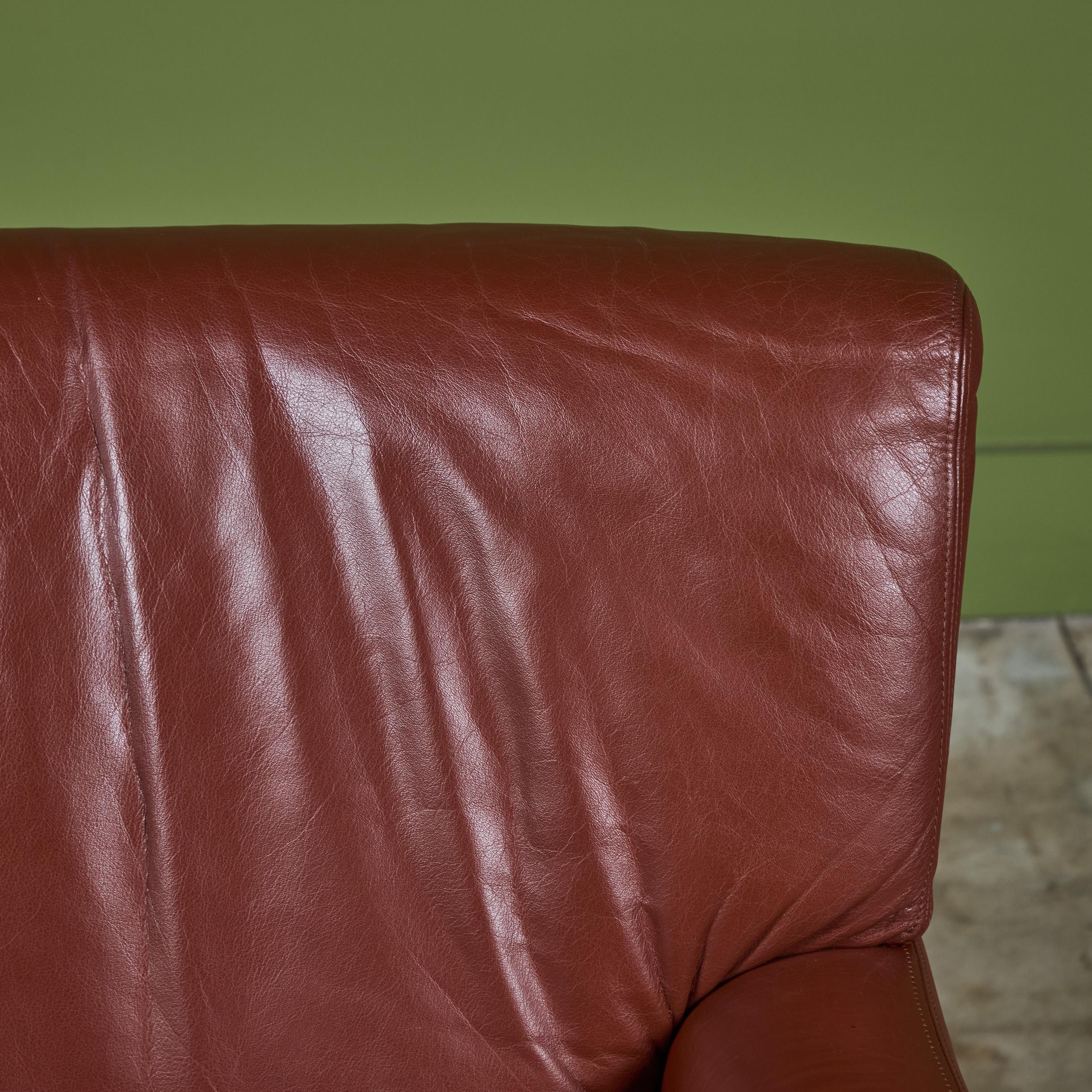 Coppia di sedie da salotto Club in pelle di Metropolitan Furniture Co. in vendita 6
