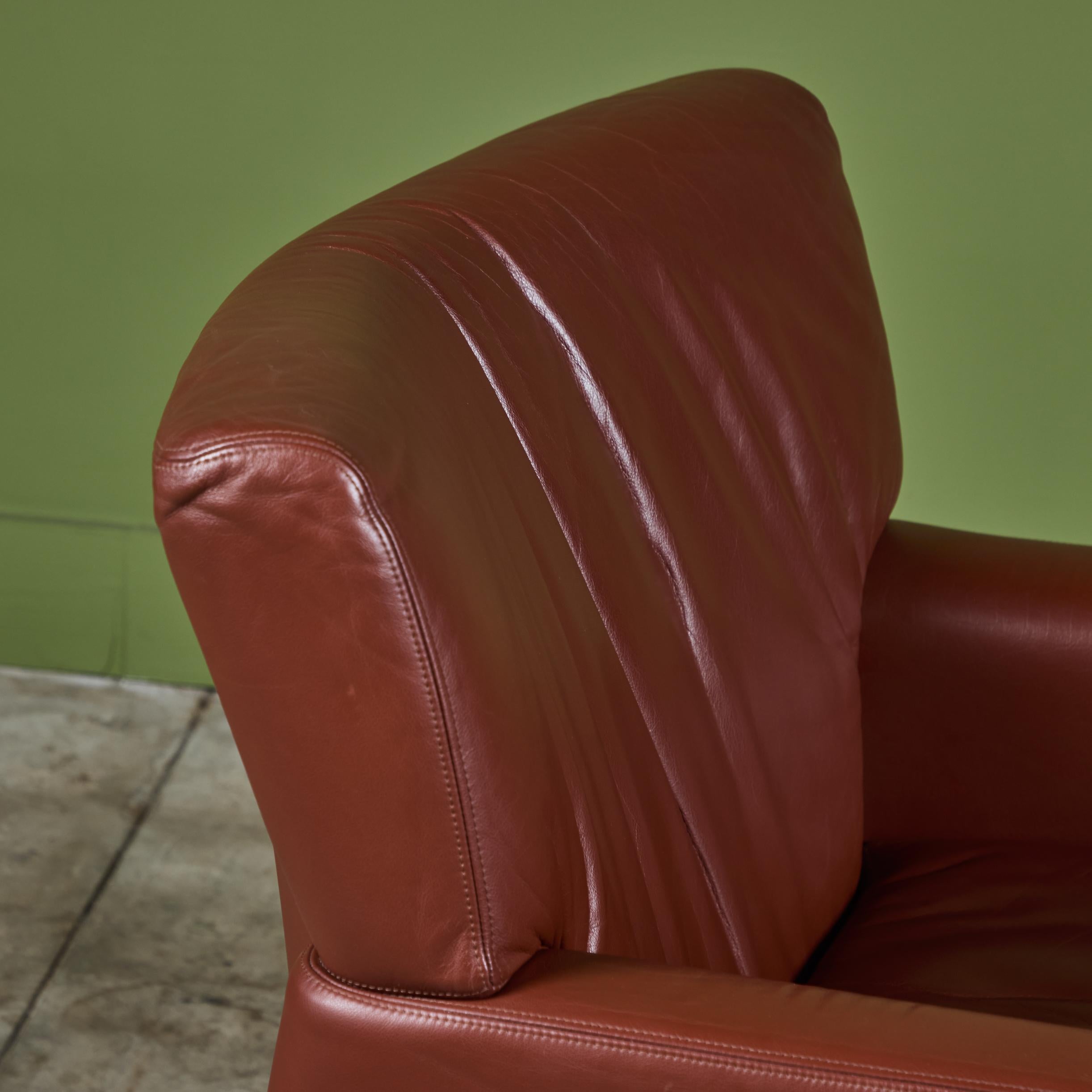 Coppia di sedie da salotto Club in pelle di Metropolitan Furniture Co. in vendita 7