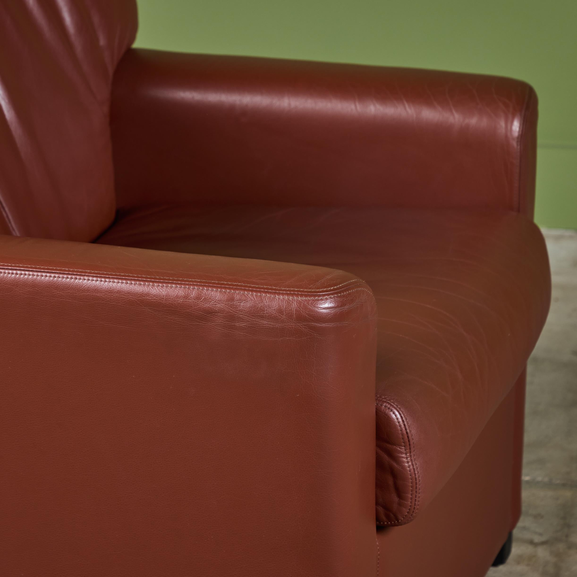 Coppia di sedie da salotto Club in pelle di Metropolitan Furniture Co. in vendita 8