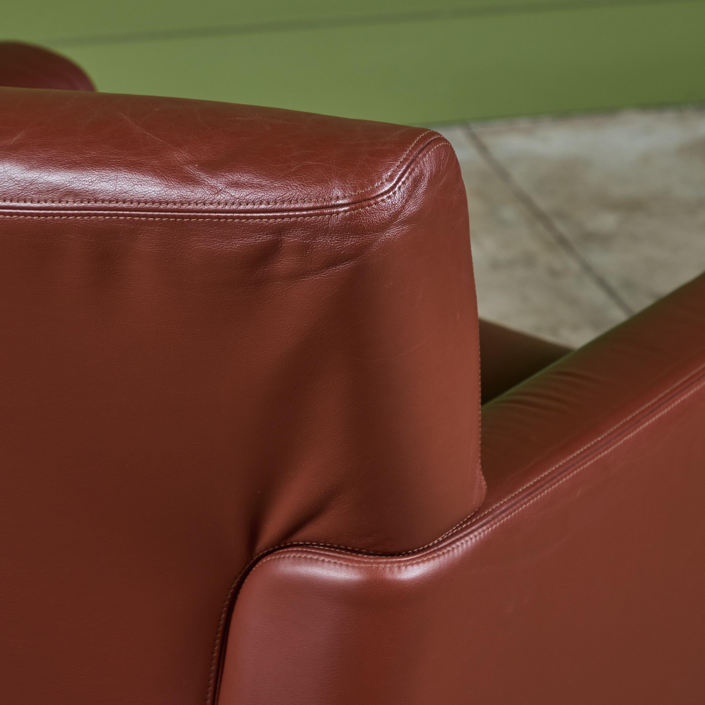 Coppia di sedie da salotto Club in pelle di Metropolitan Furniture Co. in vendita 9