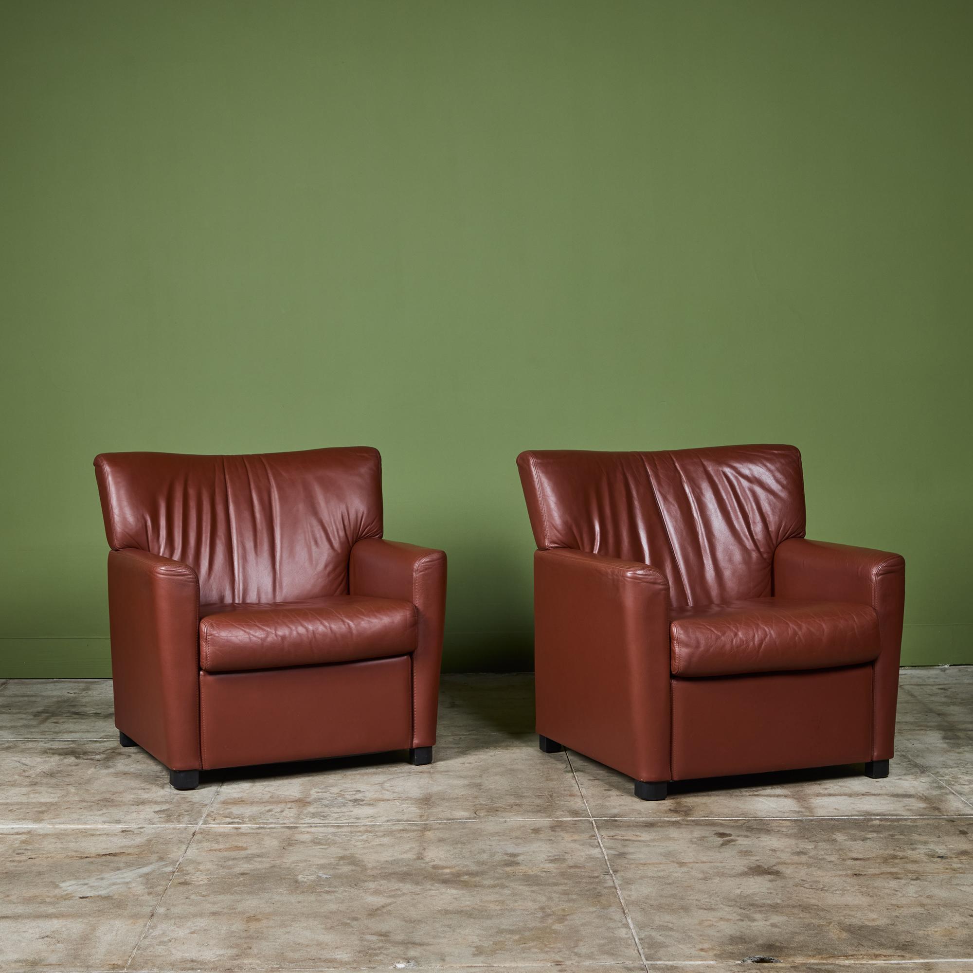 Coppia di sedie club postmoderne in pelle di Metropolitan Furniture, azienda di San Francisco, C.C., anni '70 circa. Le sedie presentano l'originale pelle marrone cioccolato con uno schienale alto e una seduta ampia.

Dimensioni
33,5