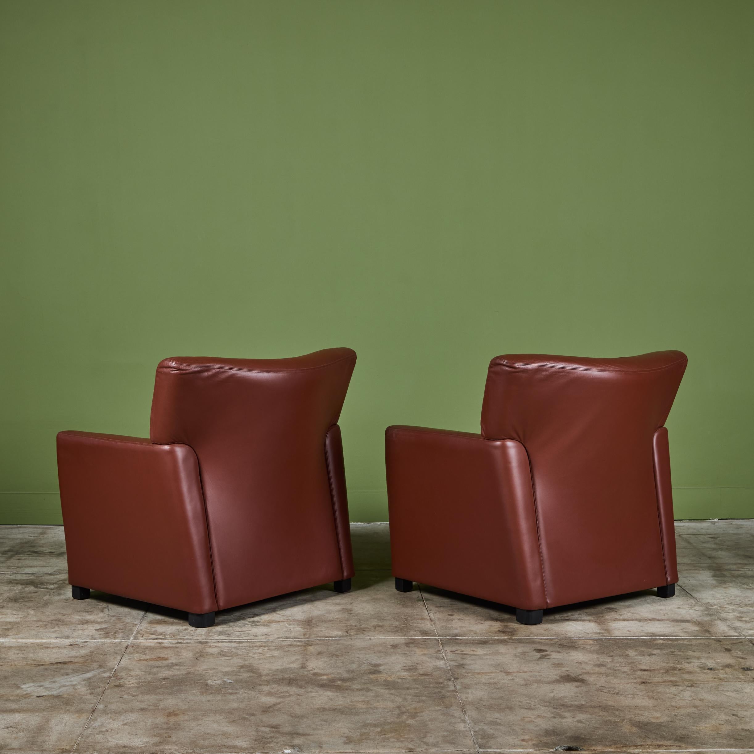 Postmoderno Coppia di sedie da salotto Club in pelle di Metropolitan Furniture Co. in vendita