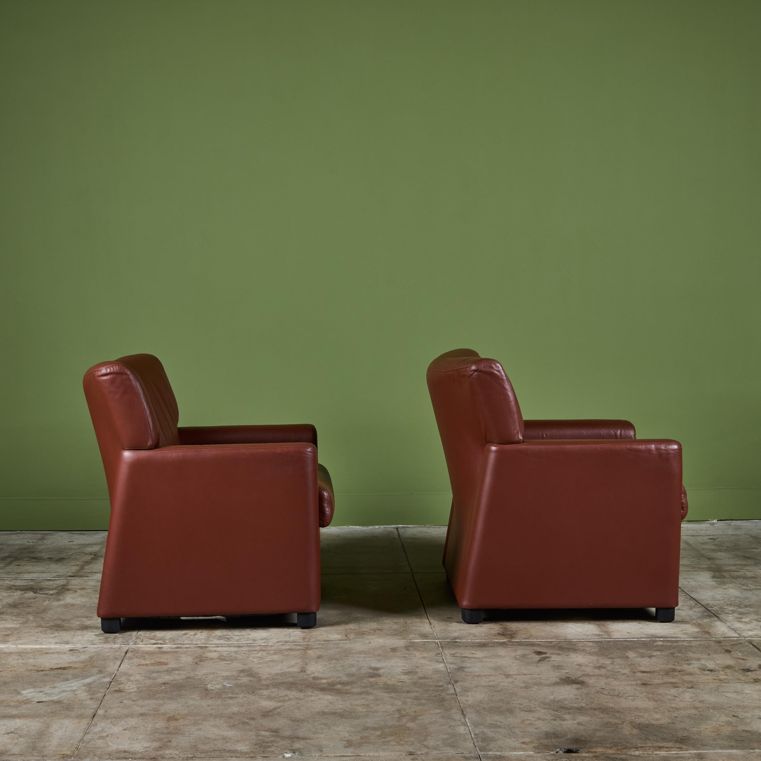 Coppia di sedie da salotto Club in pelle di Metropolitan Furniture Co. In condizioni buone in vendita a Los Angeles, CA