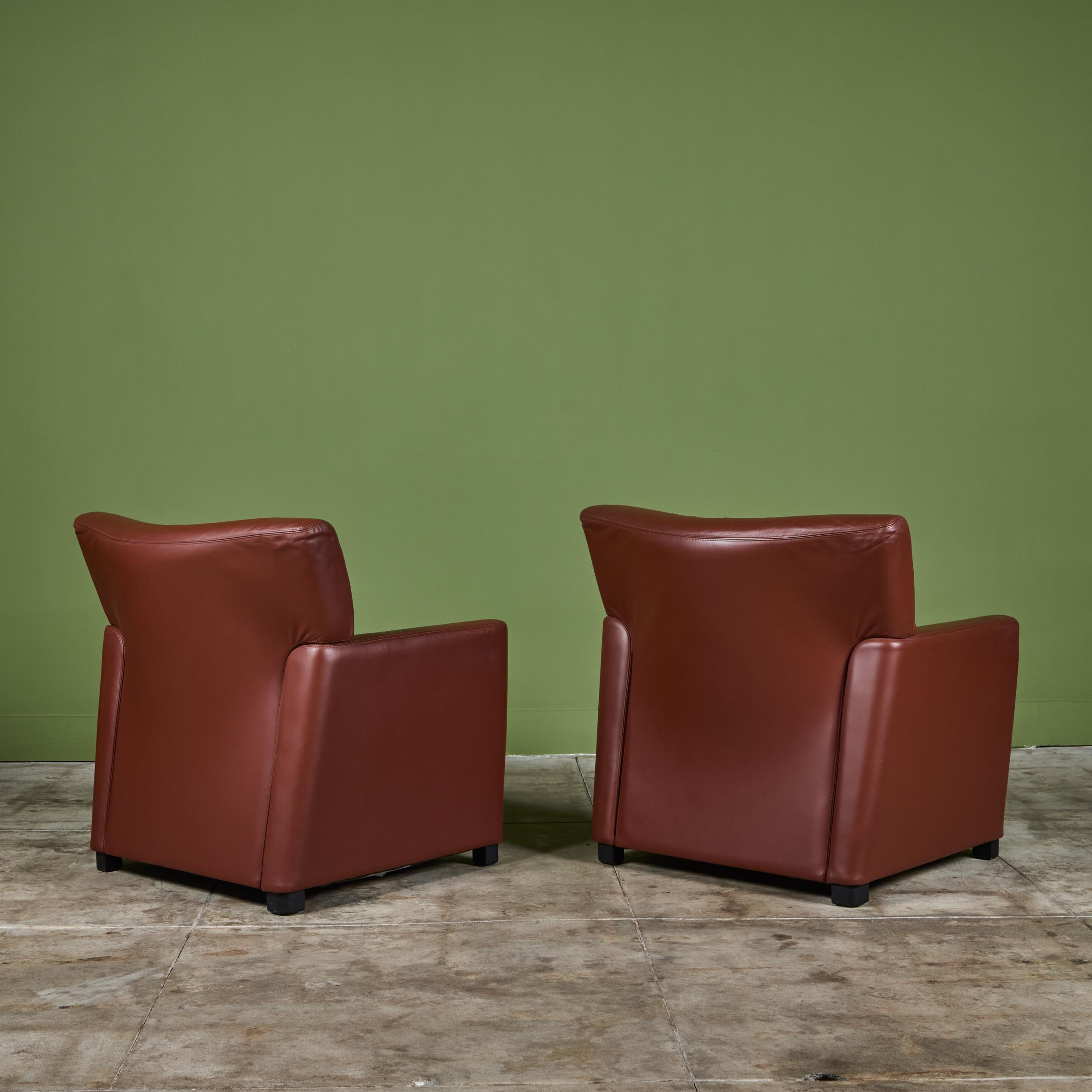 Fine XX secolo Coppia di sedie da salotto Club in pelle di Metropolitan Furniture Co. in vendita