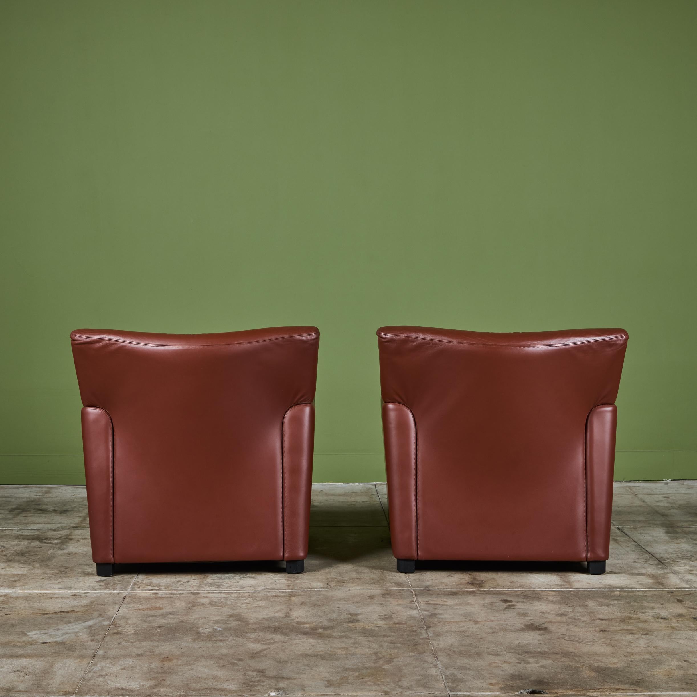 Pelle Coppia di sedie da salotto Club in pelle di Metropolitan Furniture Co. in vendita