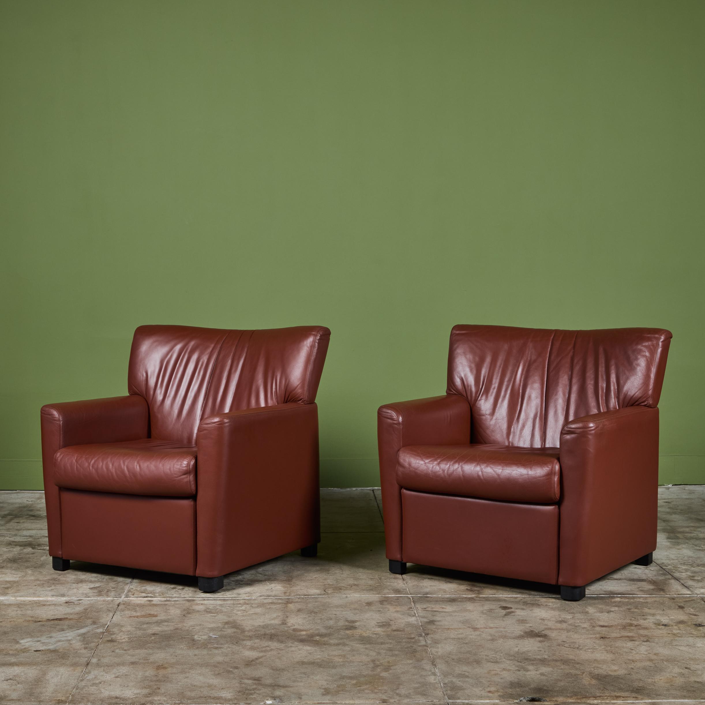 Coppia di sedie da salotto Club in pelle di Metropolitan Furniture Co. in vendita 2