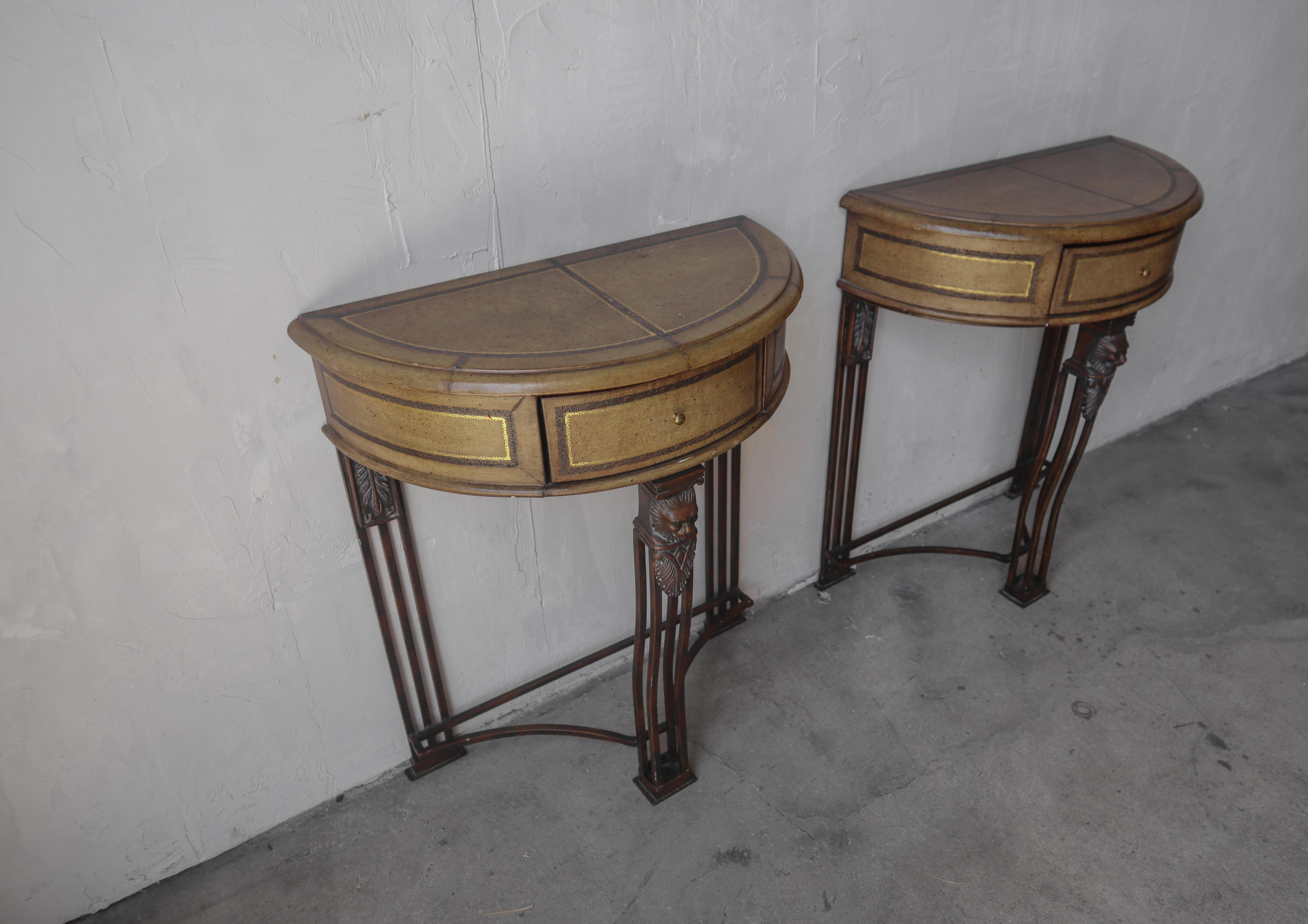 20ième siècle Paire de tables d'appoint Demilune en cuir de Maitland Smith en vente