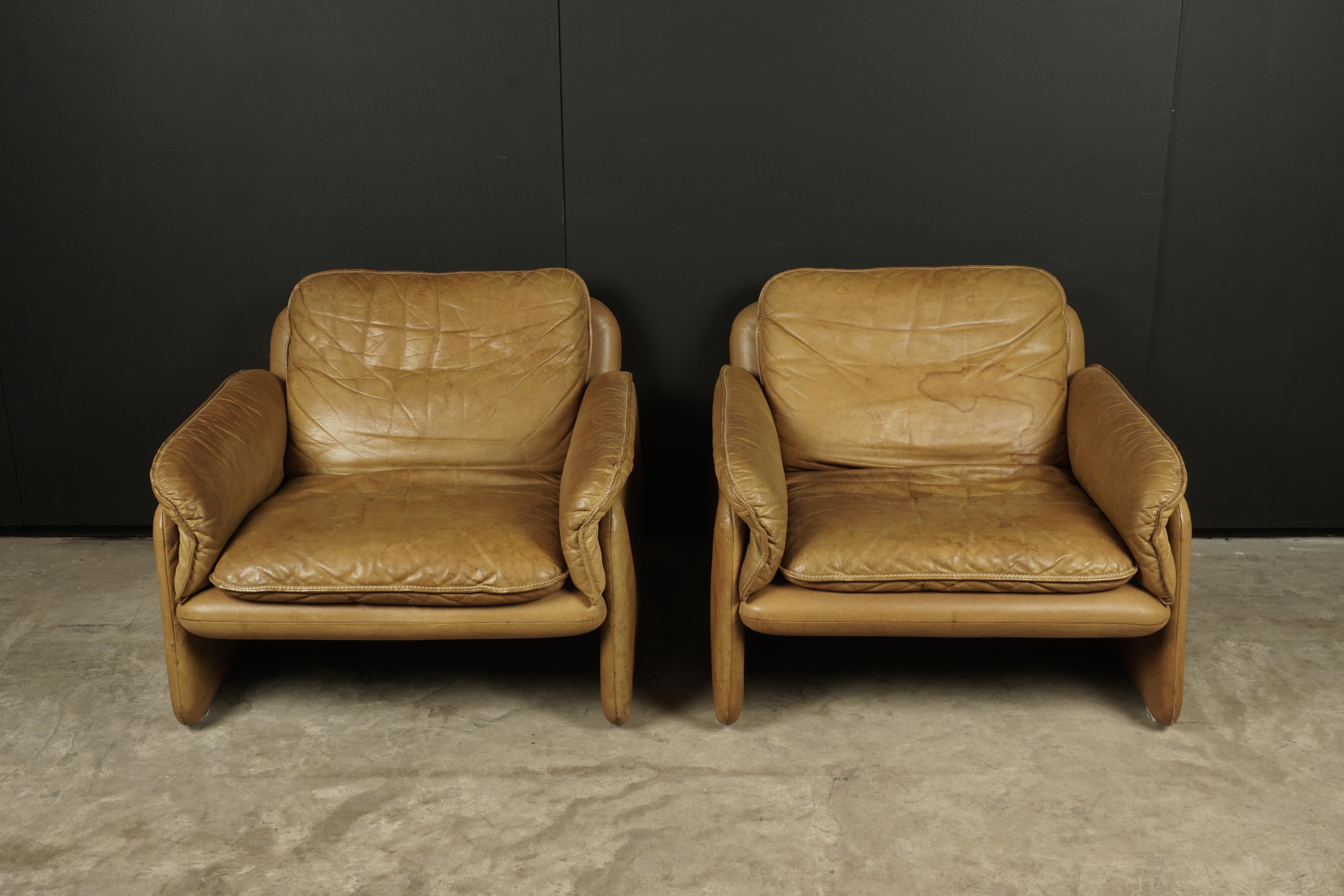 Vintage pair of leather DS 61 De Sede lounge chairs, from Switzerland, circa 1980. Original cognac leather upholstery with nice patina and wear.