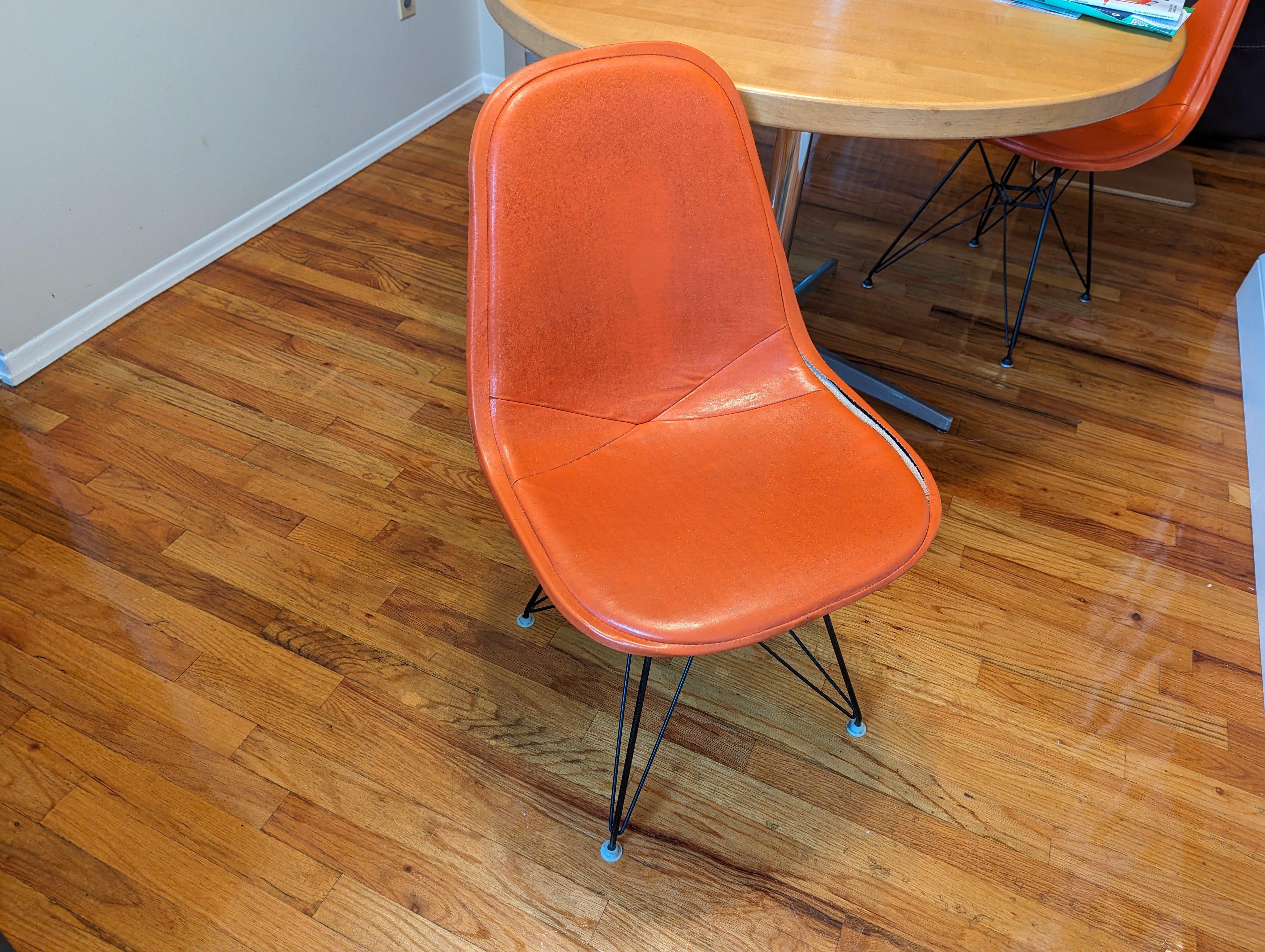 Pareja de sillas auxiliares Eames DKX-1 de cuero para Herman Miller en venta 10