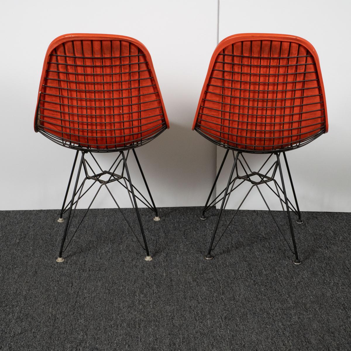 Pareja de sillas auxiliares Eames DKX-1 de cuero para Herman Miller Cuero en venta