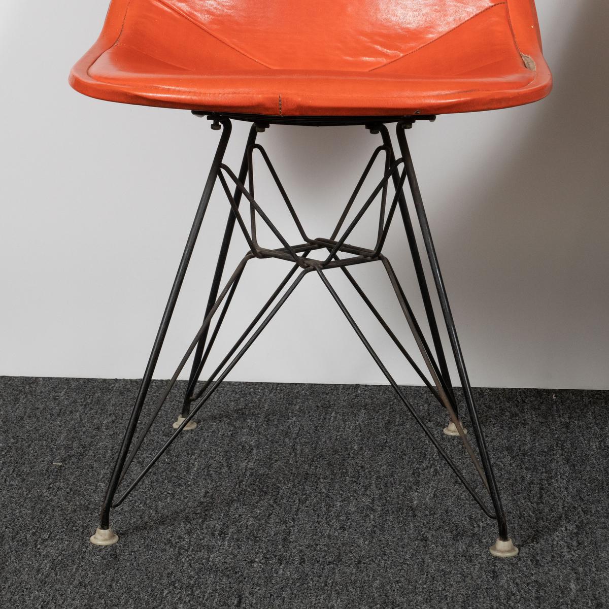 Pareja de sillas auxiliares Eames DKX-1 de cuero para Herman Miller en venta 2
