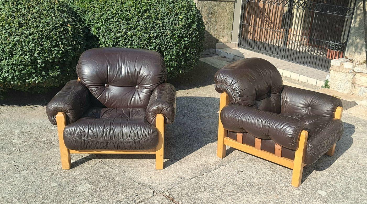 Italian mid-century leather lounge chairs, strong wood base and good leather upholstery. The chairs have a special Italian look and they are comfortable.