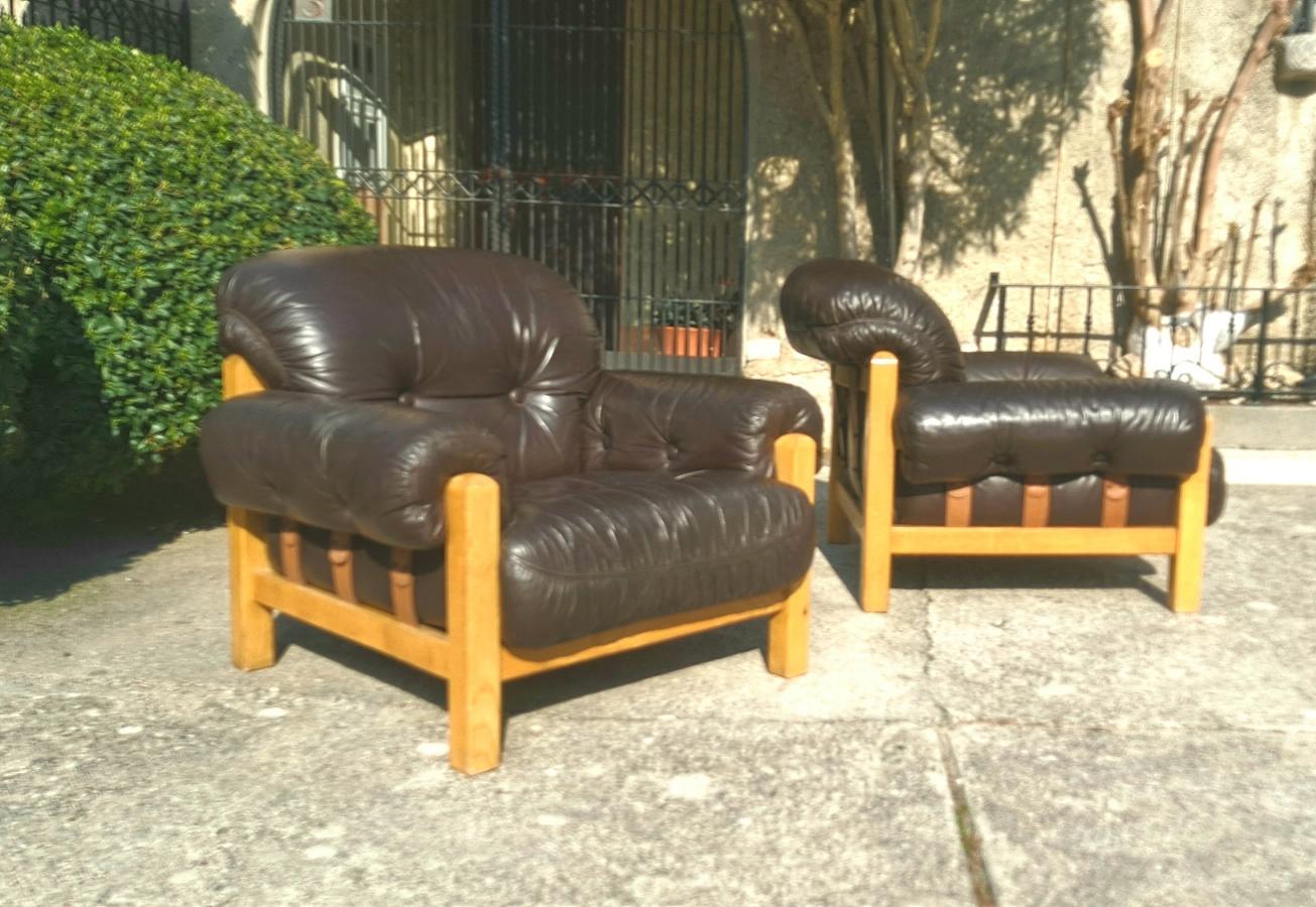 Pair of Leather Italian Laung Chairs In Good Condition For Sale In Los Angeles, CA