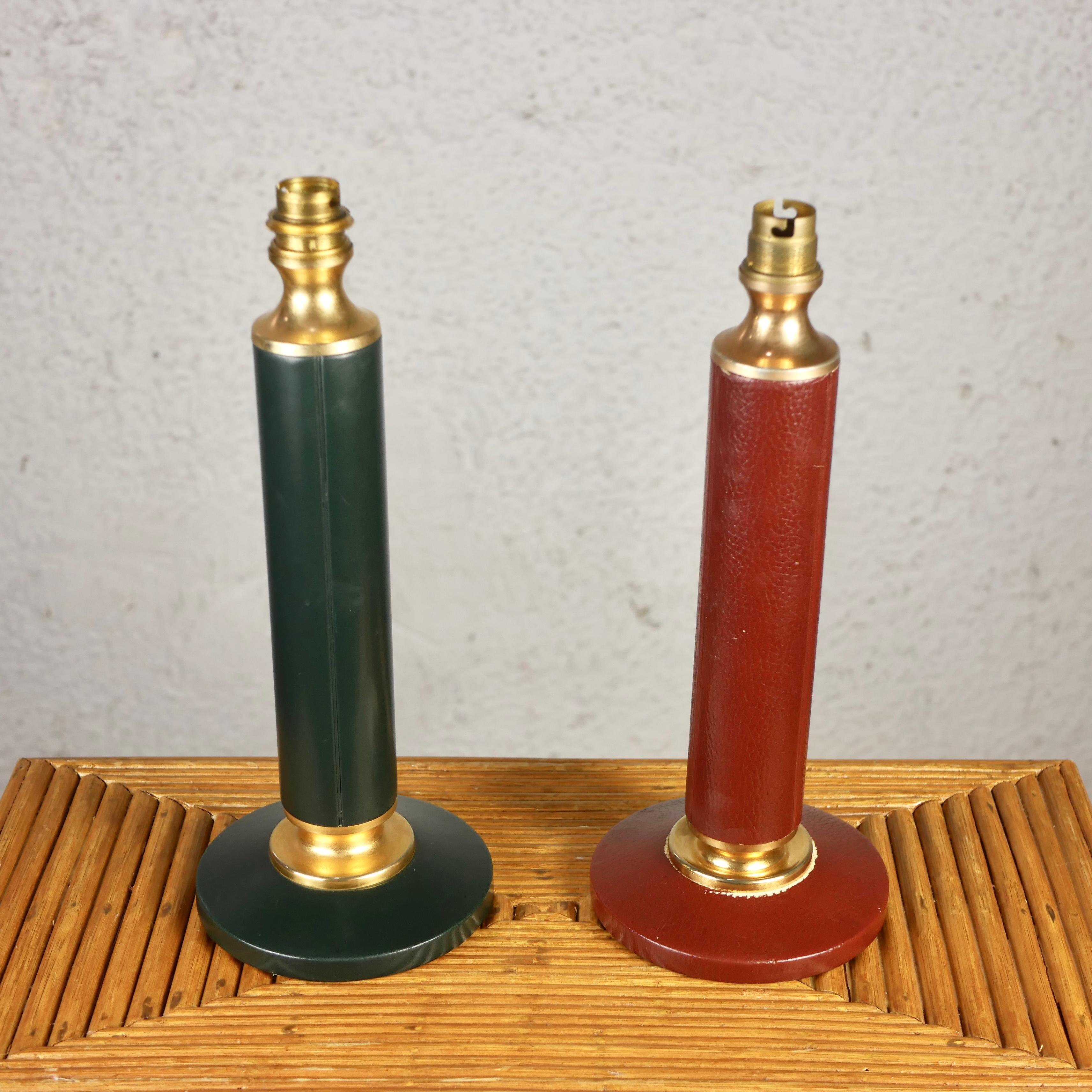 Beautiful set of 2 lamp bases in the style of Jacques Adnet, in leather and brass.
One lamp has a beautiful green leather and the other one had a red - brick grained leather.
Still with their original brown bakelite switches and functional.
Would