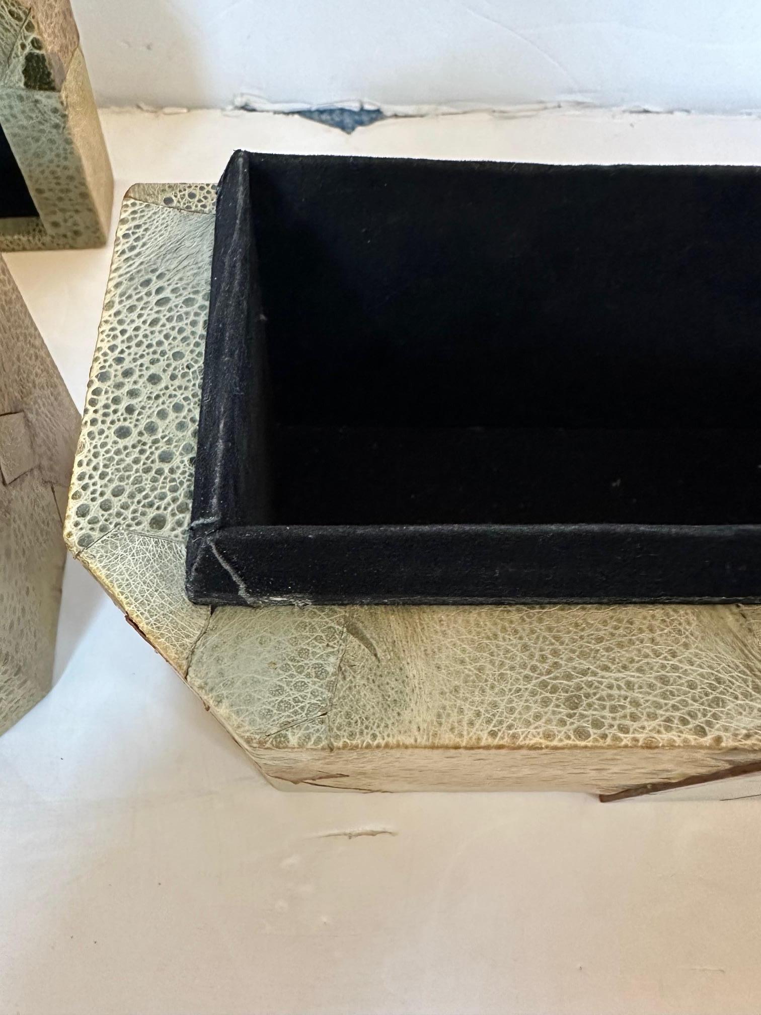 Ein Paar Boxen mit Lederdeckel und geprägter meerschaumgrüner Emaille  (Ende des 20. Jahrhunderts) im Angebot