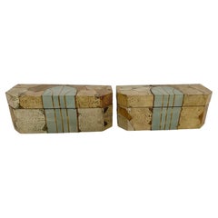 Ein Paar Boxen mit Lederdeckel und geprägter meerschaumgrüner Emaille 