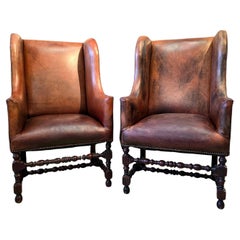 Pareja De Sillas De Ala De Cuero Estilo Provenzal Luis XII Mediados De Siglo