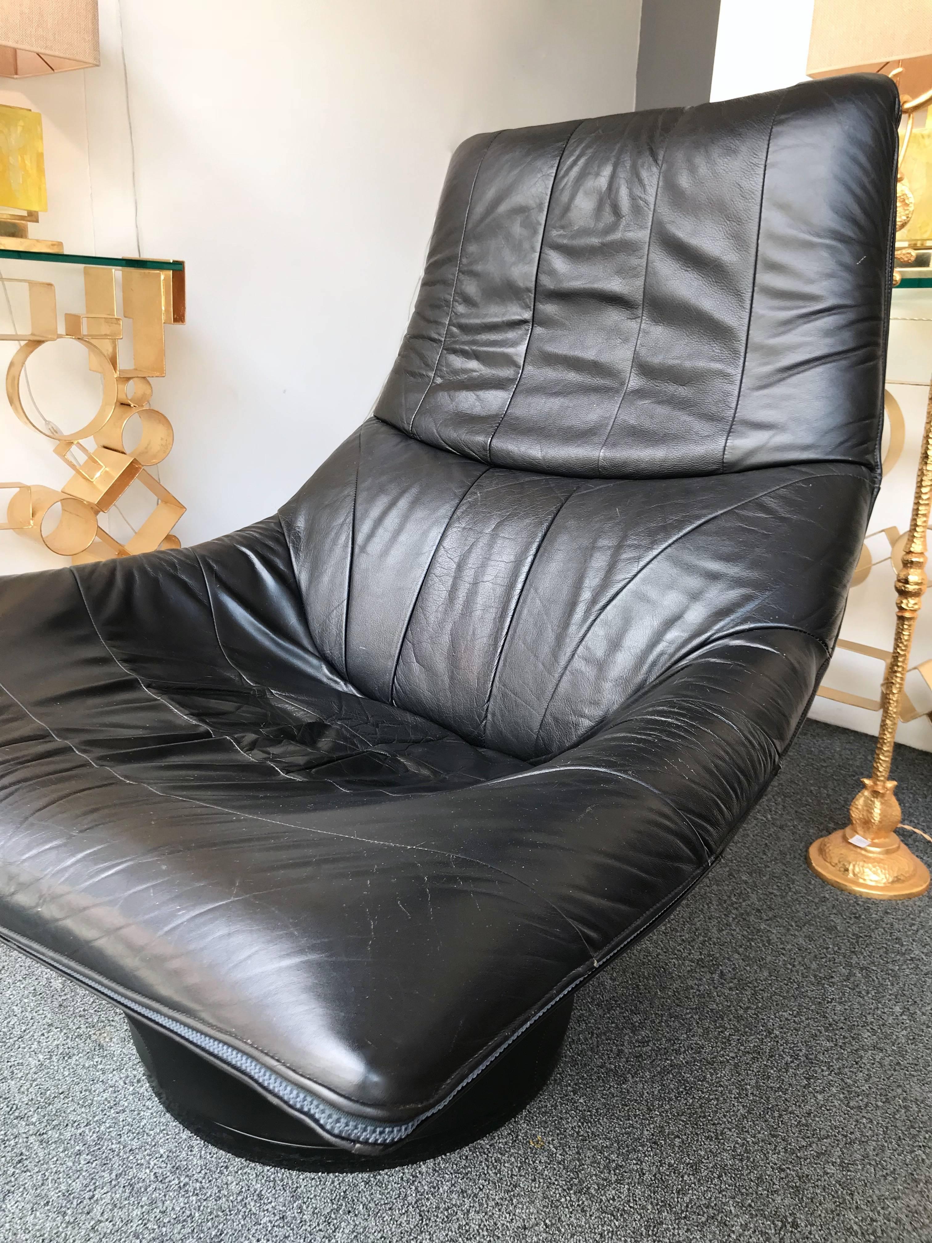 Pair of black leather armchairs or lounge chairs attributed to the designer Gerard Van den Berg for the Netherlands editor Montis. Very comfortable. Nice patina. Famous design like Saporiti, Walter Knoll, Molinari, Roche Bobois, De Sede, Cassina.