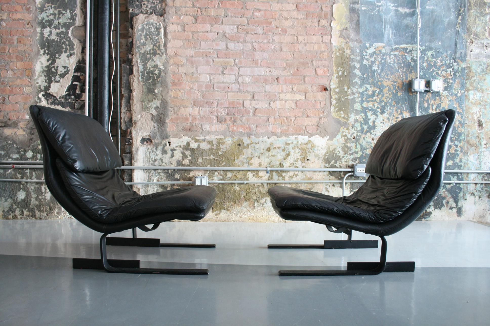 Pair of leather lounge chairs by Giovanni Offredi for Saporiti Italy. Black leather on black lacquered steel bases.