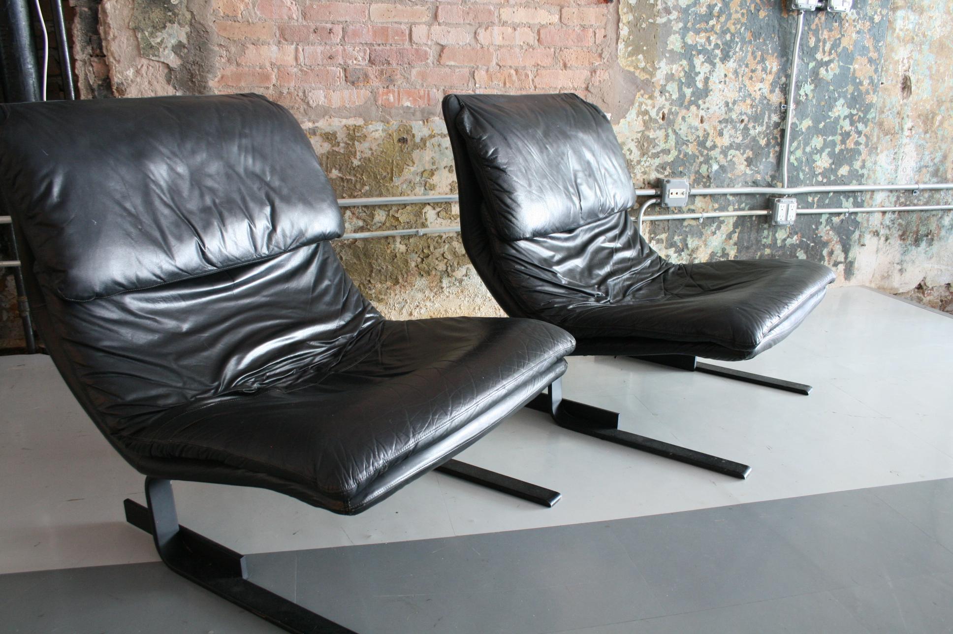 Mid-Century Modern Pair of Leather Lounge Chairs by Giovanni Offredi for Saporiti Italy