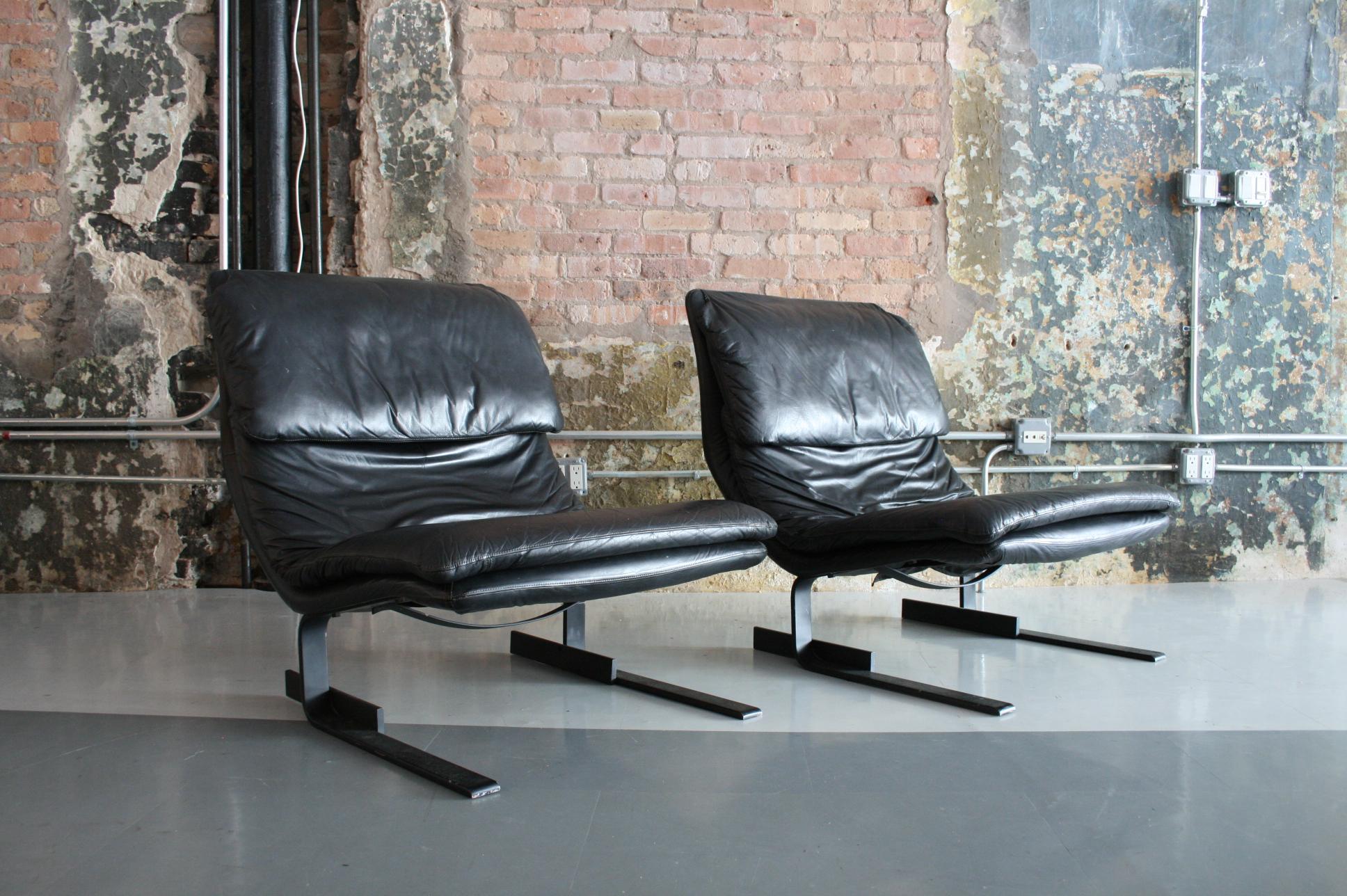 Pair of Leather Lounge Chairs by Giovanni Offredi for Saporiti Italy In Good Condition In Chicago, IL