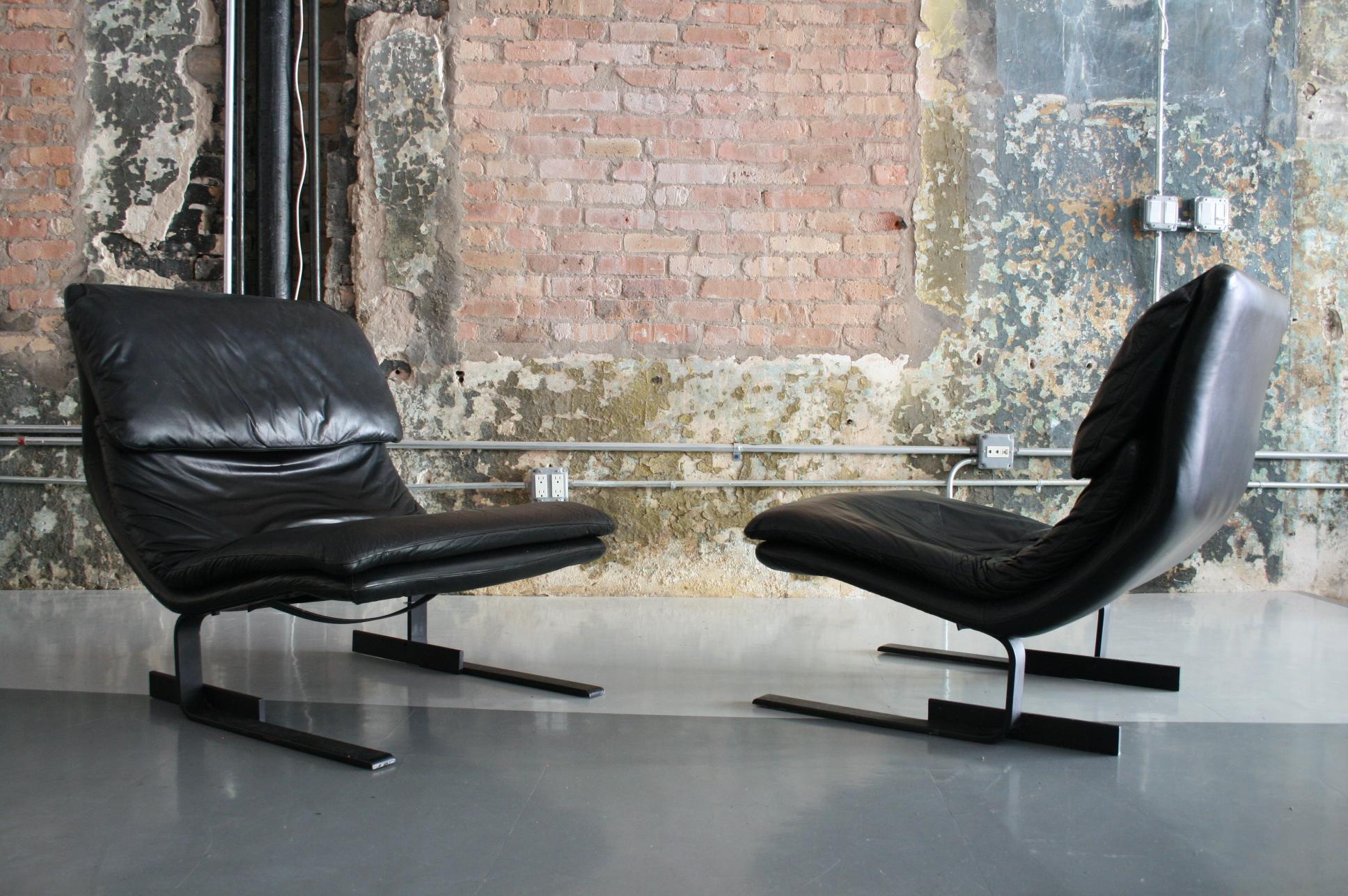 20th Century Pair of Leather Lounge Chairs by Giovanni Offredi for Saporiti Italy