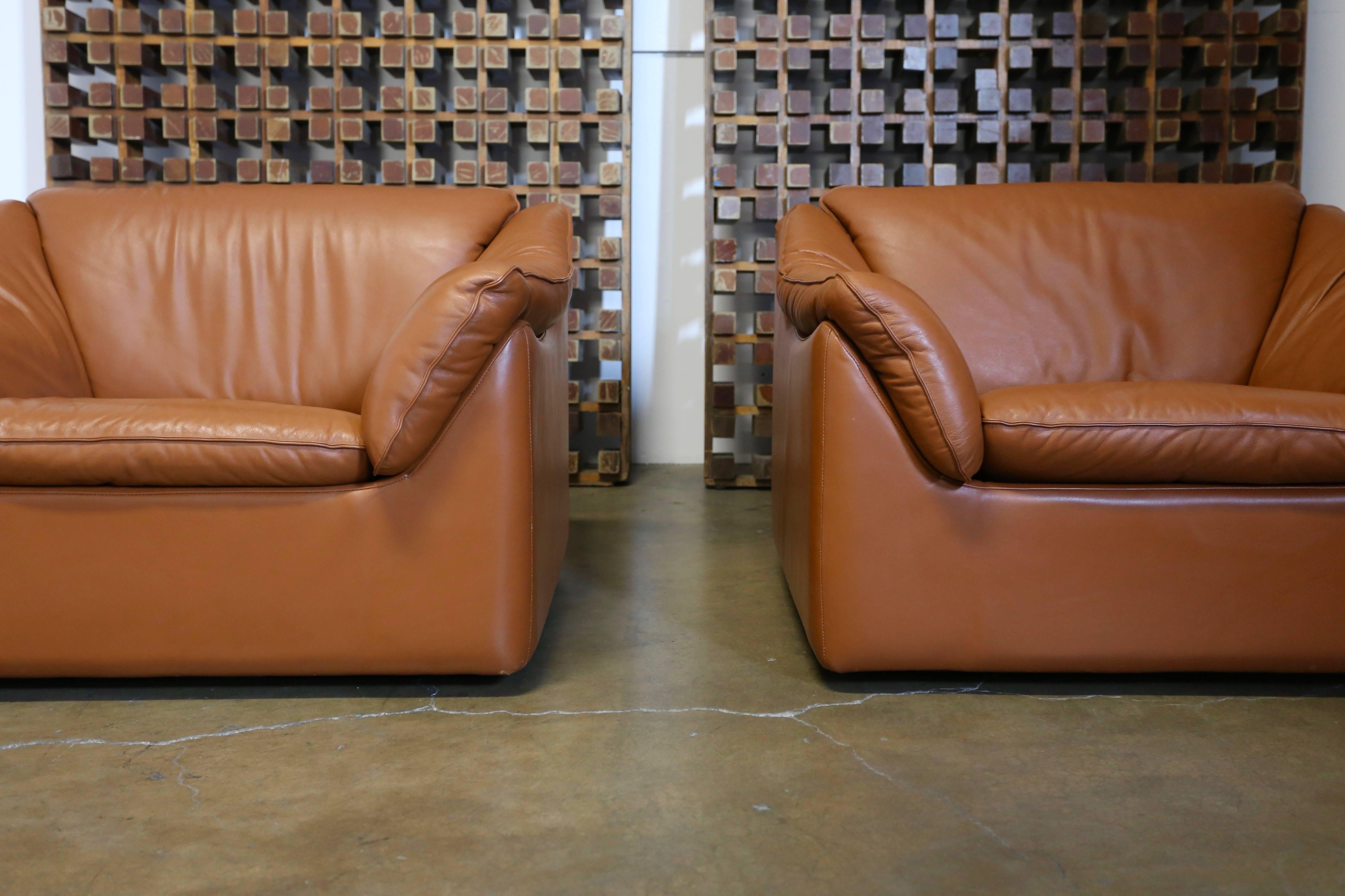 Pair of Leather Lounge Chairs by Metropolitan In Good Condition In Costa Mesa, CA