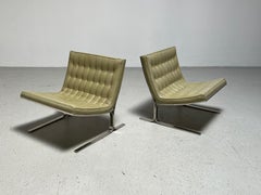 Paire de fauteuils de salon en cuir par Nico Zographos