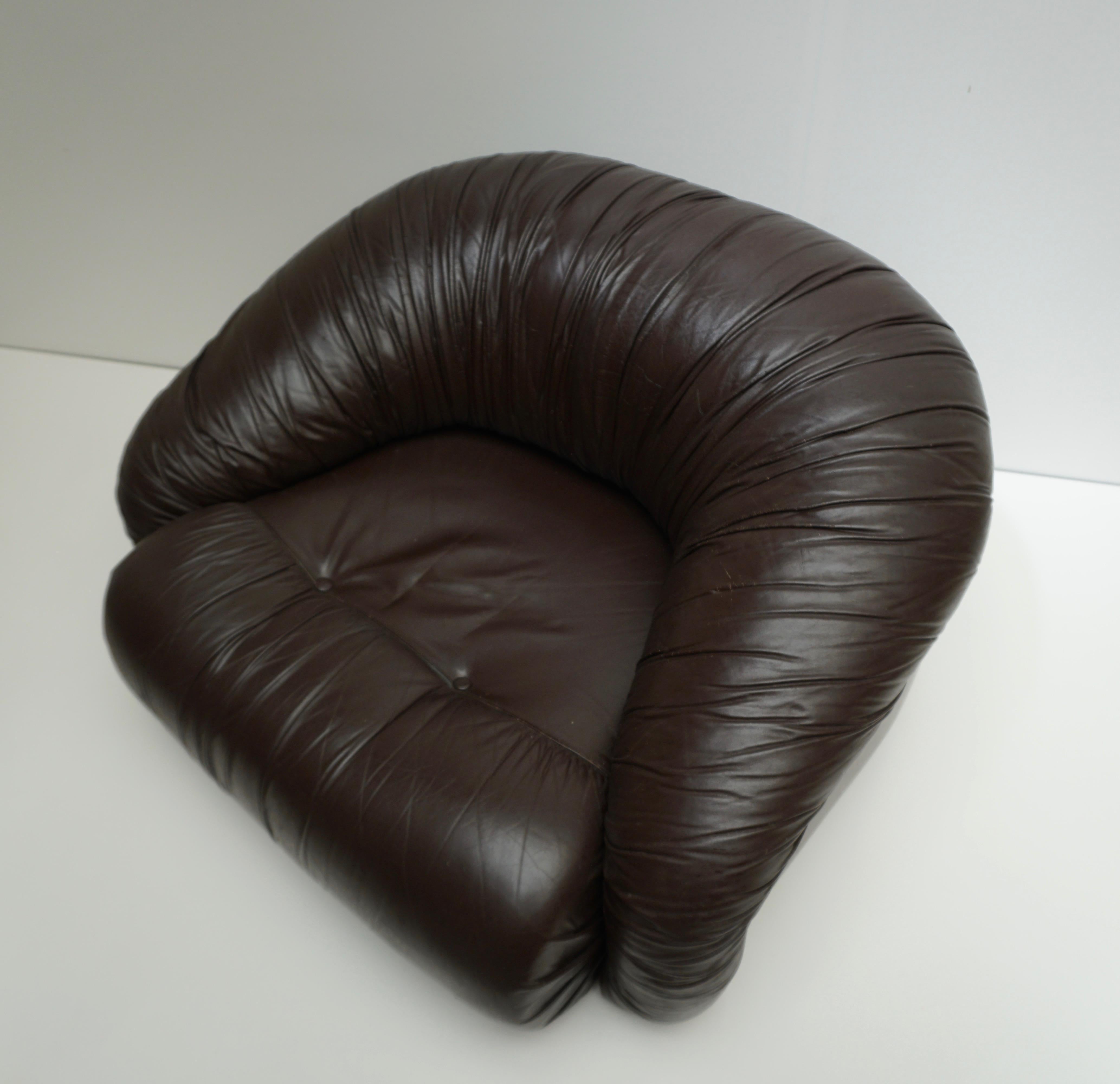 One Leather Lounge Chair in the Style of Gianfranco Frattini for Cassina For Sale 3