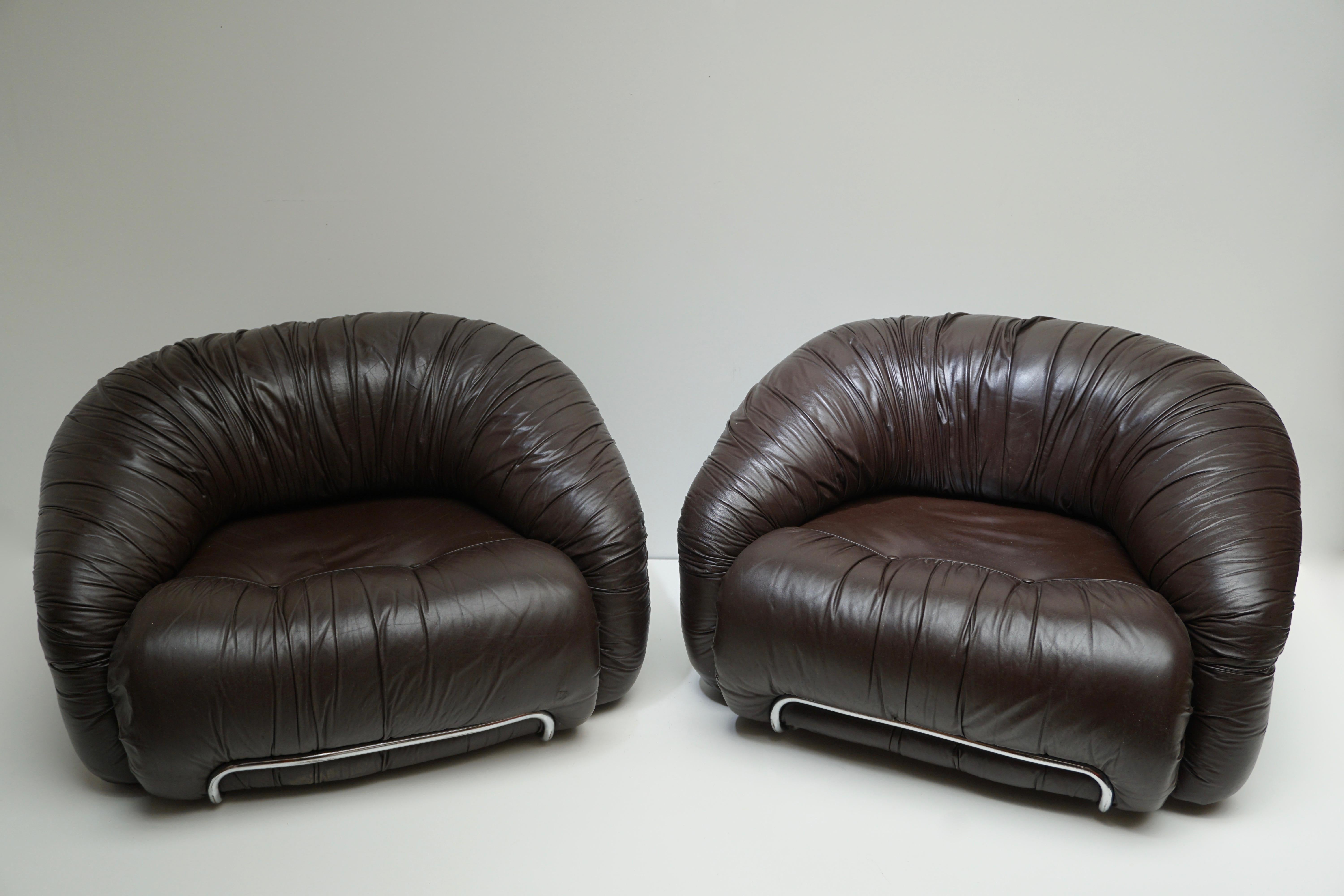 Un fauteuil de salon / fauteuil club dans le style de Gianfranco Frattini. Chaque fauteuil de salon présente le revêtement original en cuir brun dans des cadres tubulaires chromés. Fabriqué en Italie, vers les années 1970.

Le fauteuil qui est