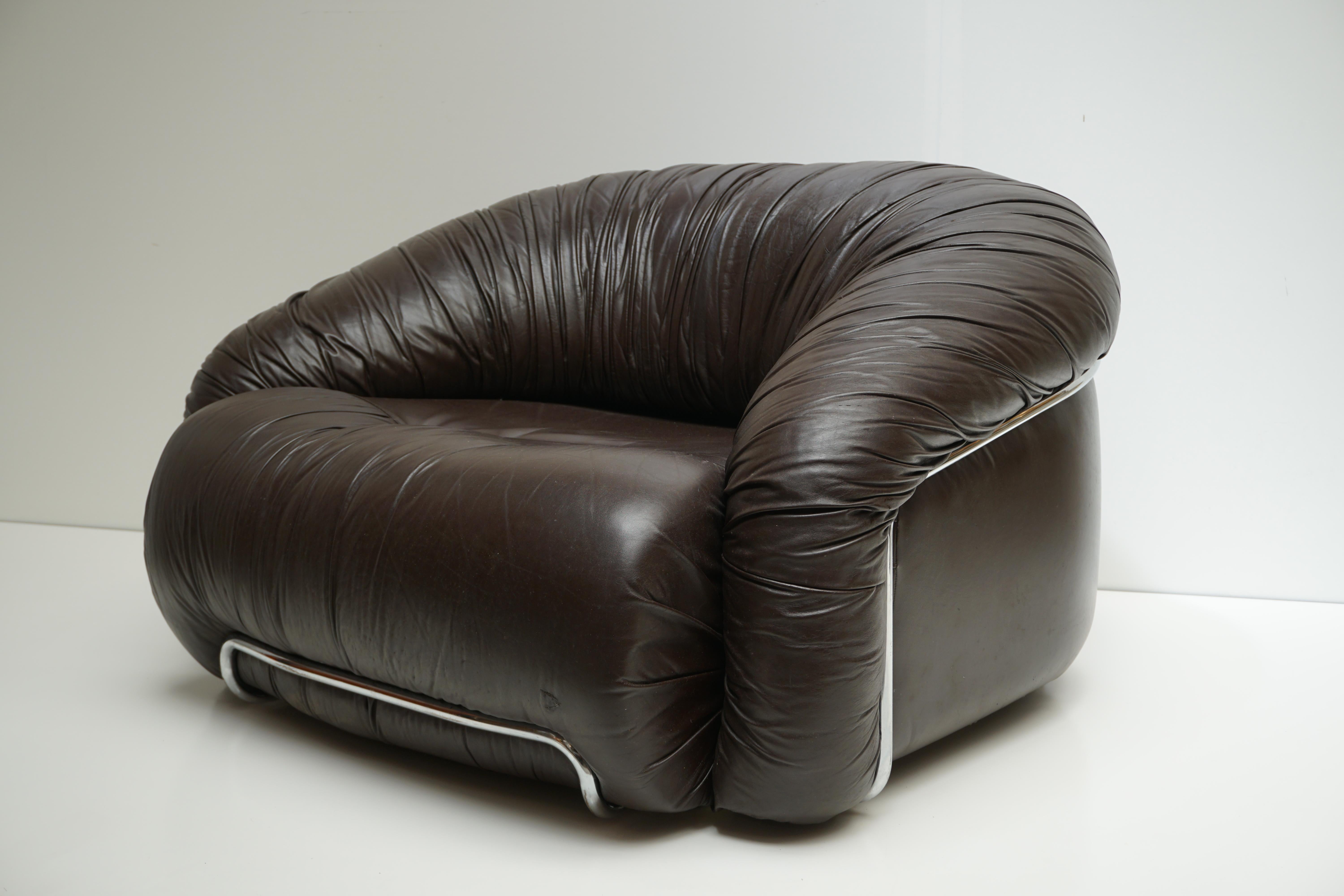 One Leather Lounge Chair in the Style of Gianfranco Frattini for Cassina In Good Condition For Sale In Antwerp, BE