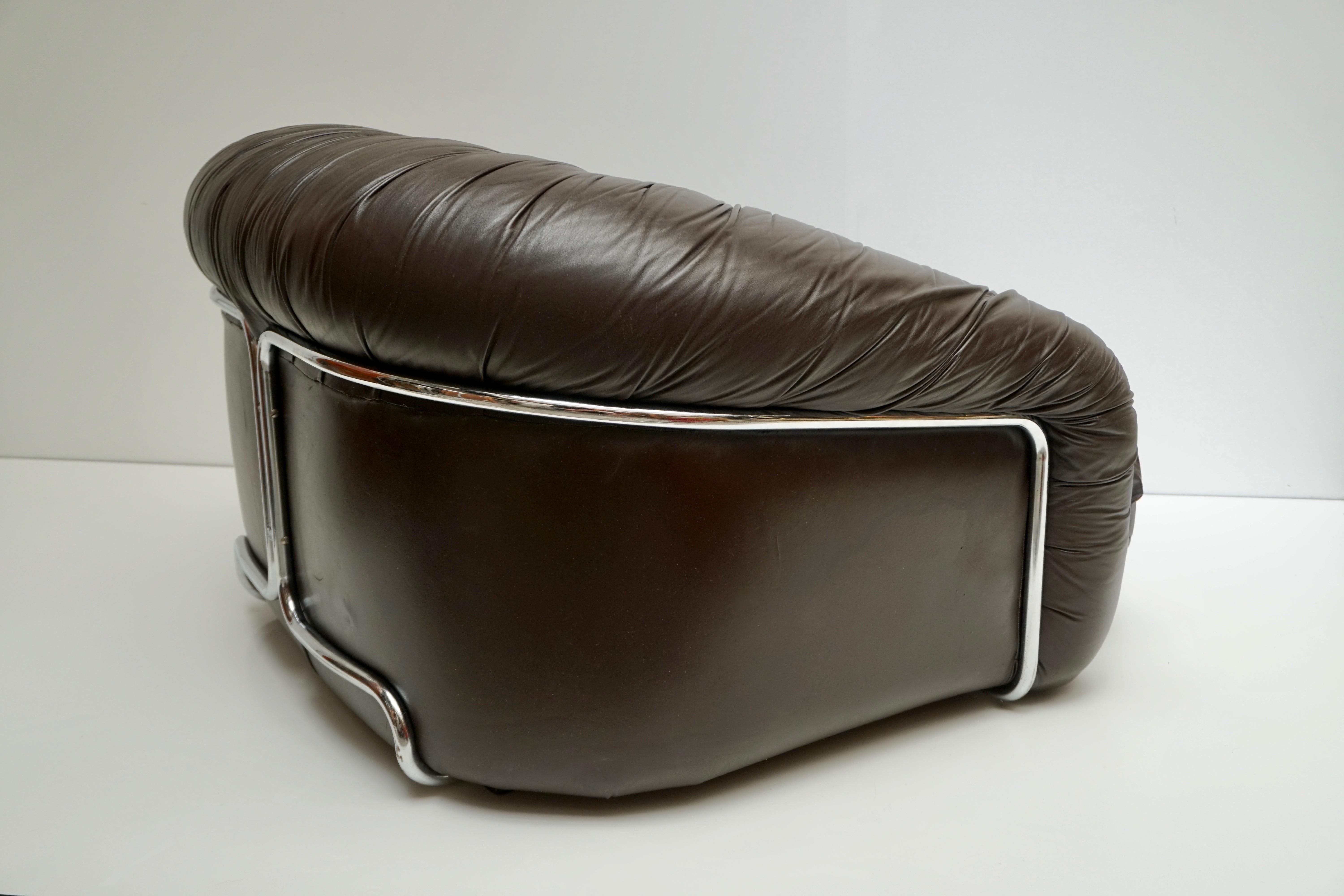 One Leather Lounge Chair in the Style of Gianfranco Frattini for Cassina For Sale 1