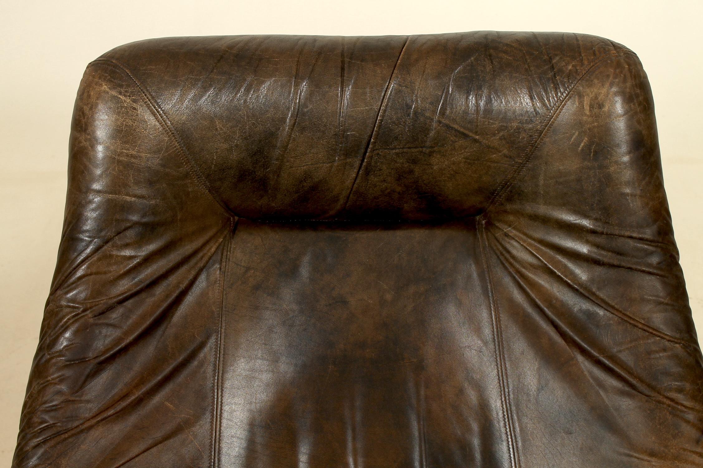 Paire de chaises longues en cuir avec ceinture. Attribué à De Sede. en vente 3