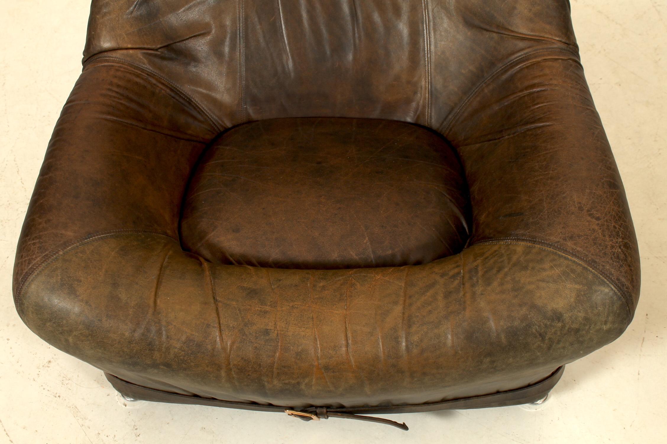 Pair of leather loungers with a belt. Attributed De Sede. For Sale 4