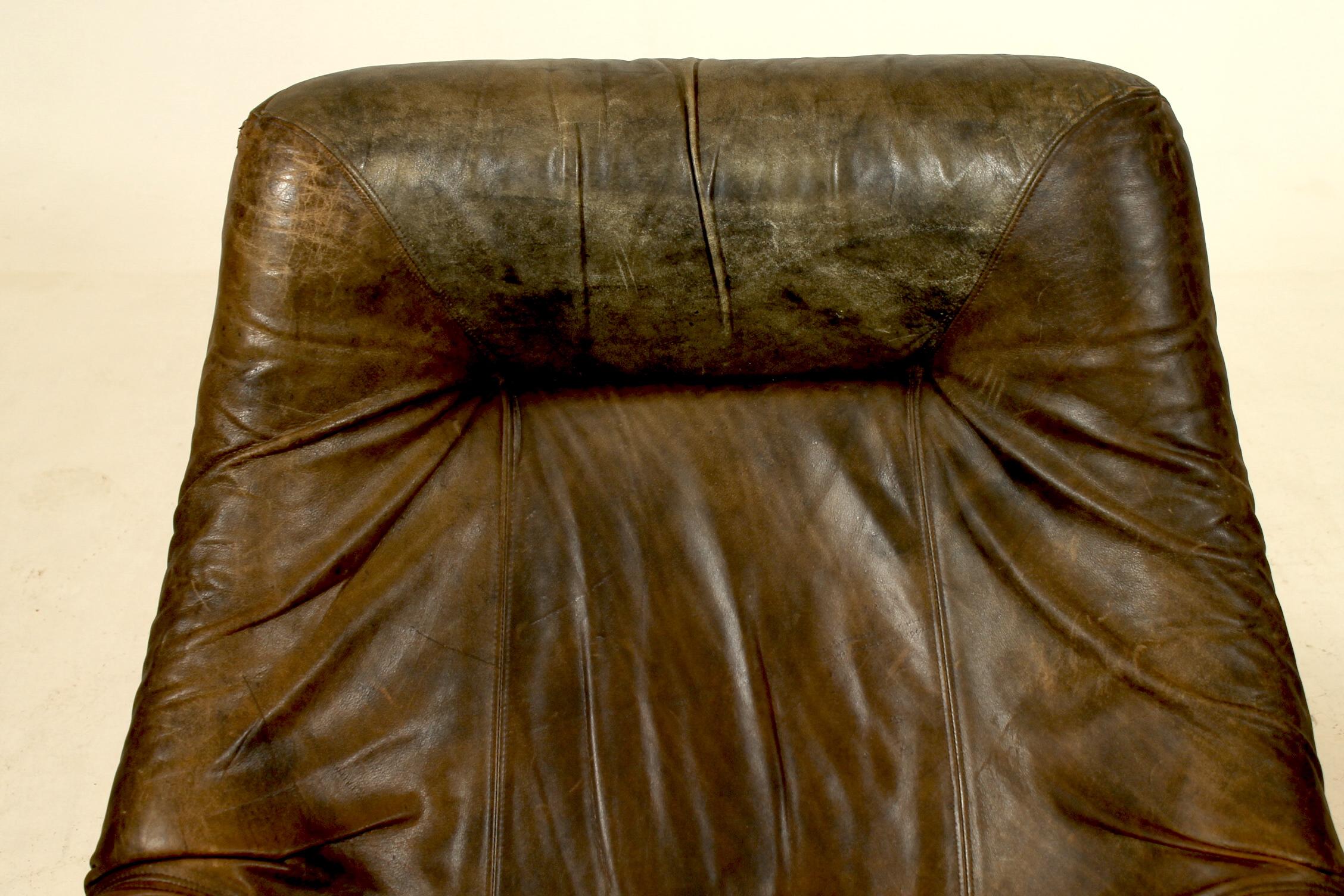Pair of leather loungers with a belt. Attributed De Sede. For Sale 5