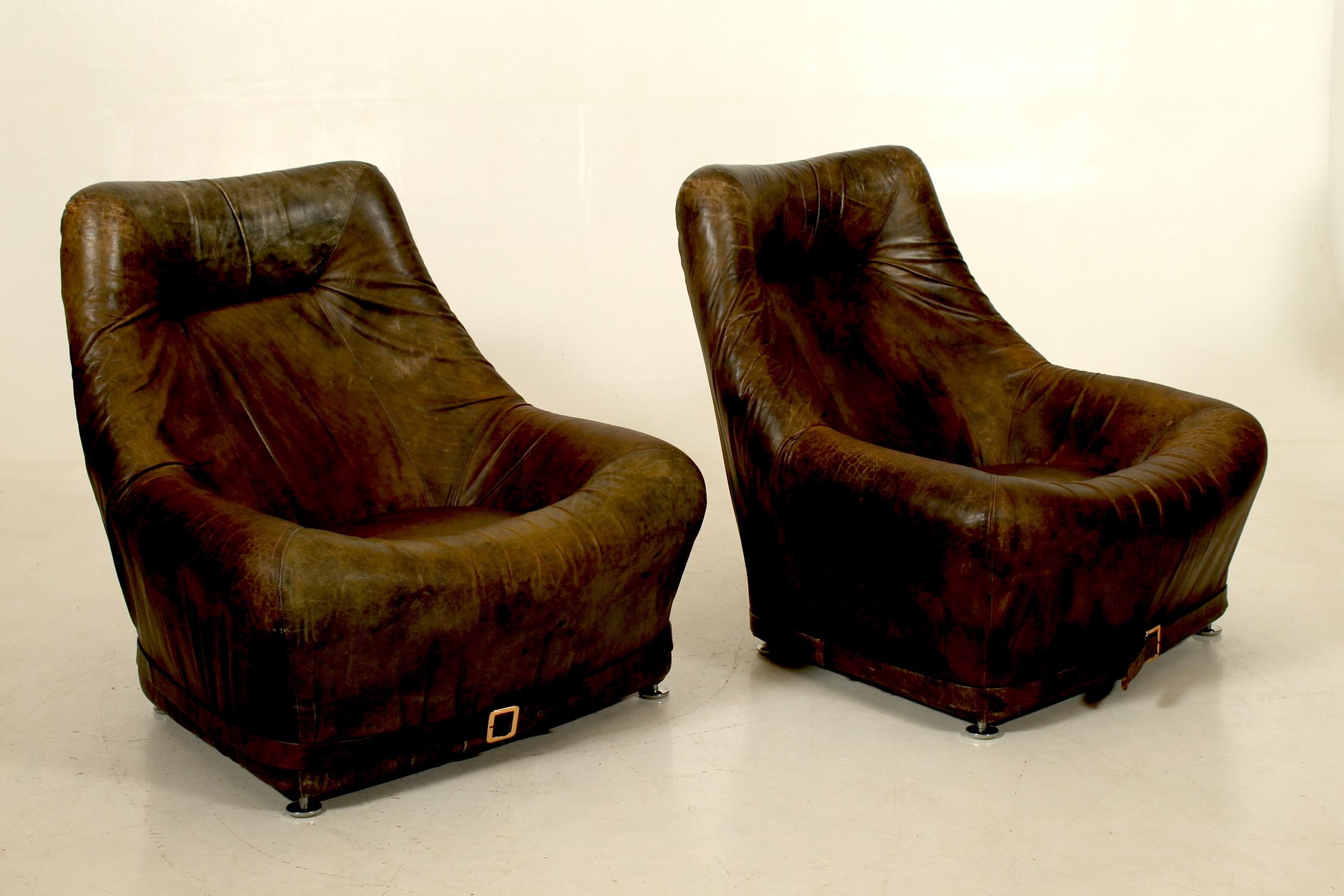 Pair of leather easy chairs with belt buckles. Attributed De Sede, Switzerland in the 1970s. Seat height 36 cm.
