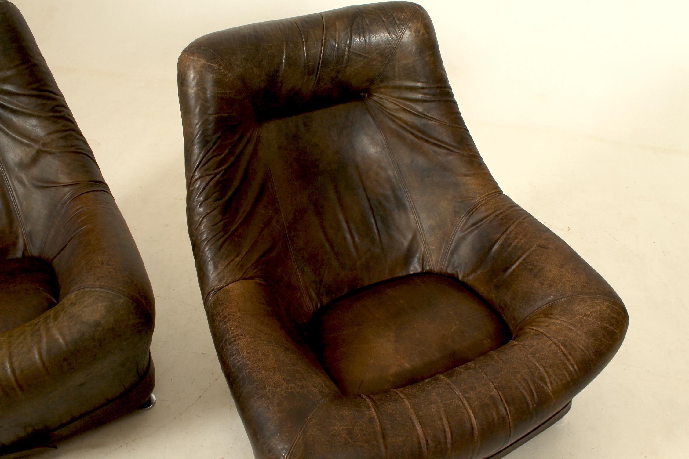Swiss Pair of leather loungers with a belt. Attributed De Sede. For Sale