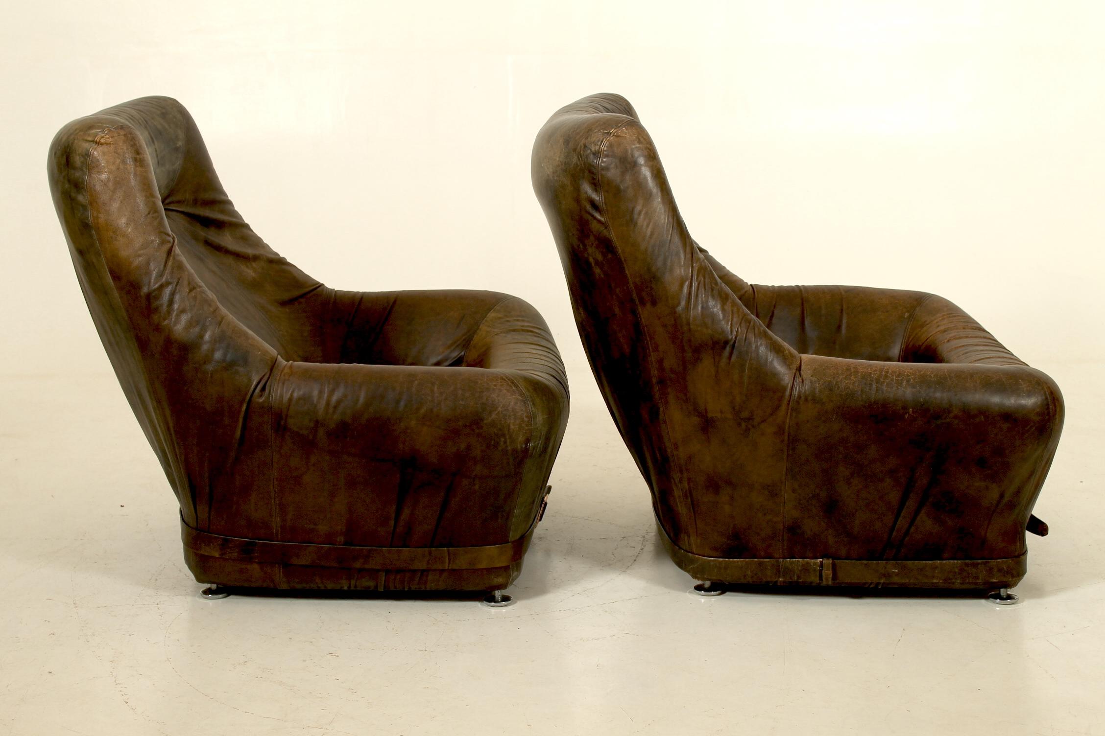 Pair of leather loungers with a belt. Attributed De Sede. In Fair Condition For Sale In København K, DK