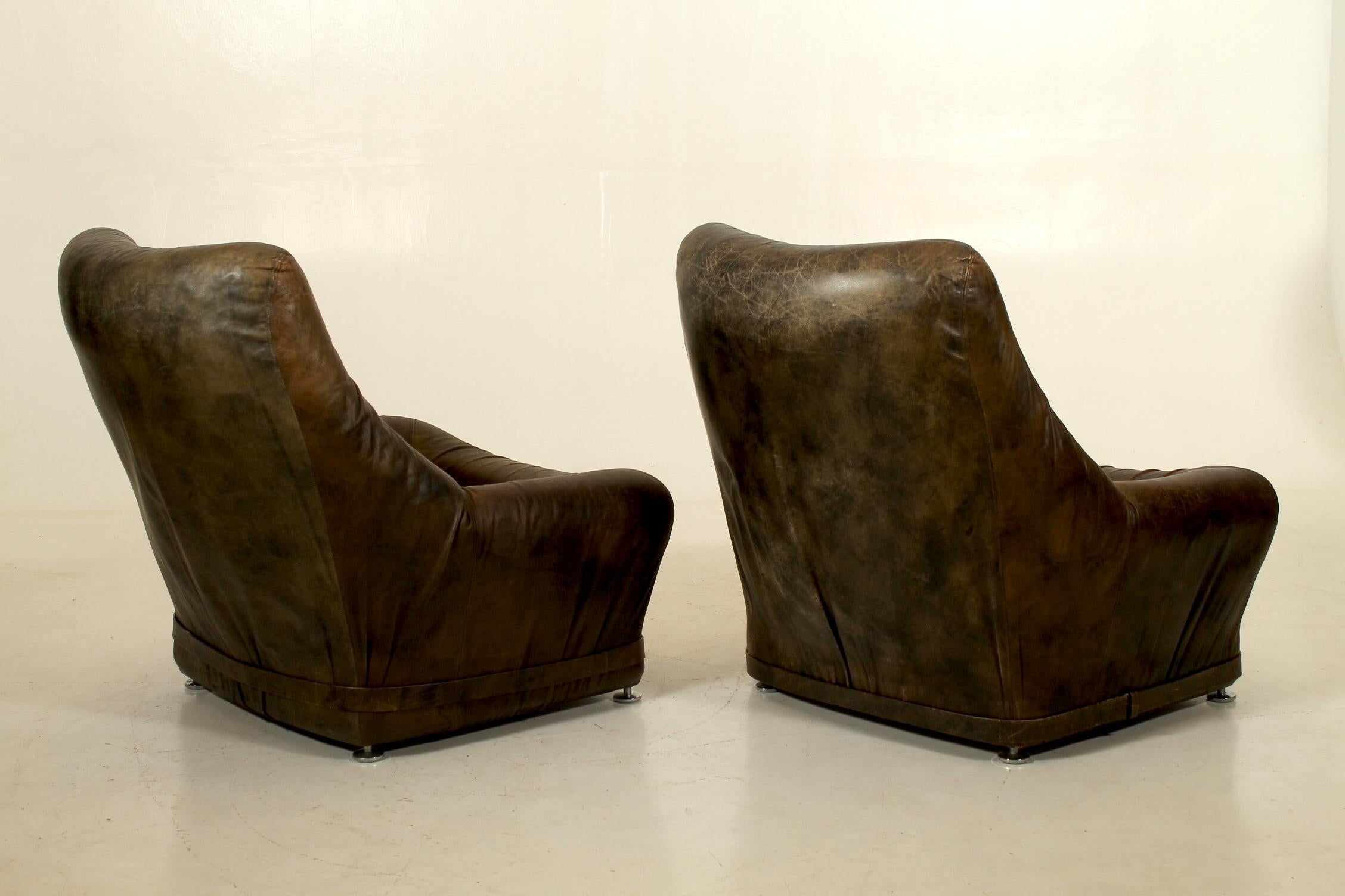 Late 20th Century Pair of leather loungers with a belt. Attributed De Sede. For Sale