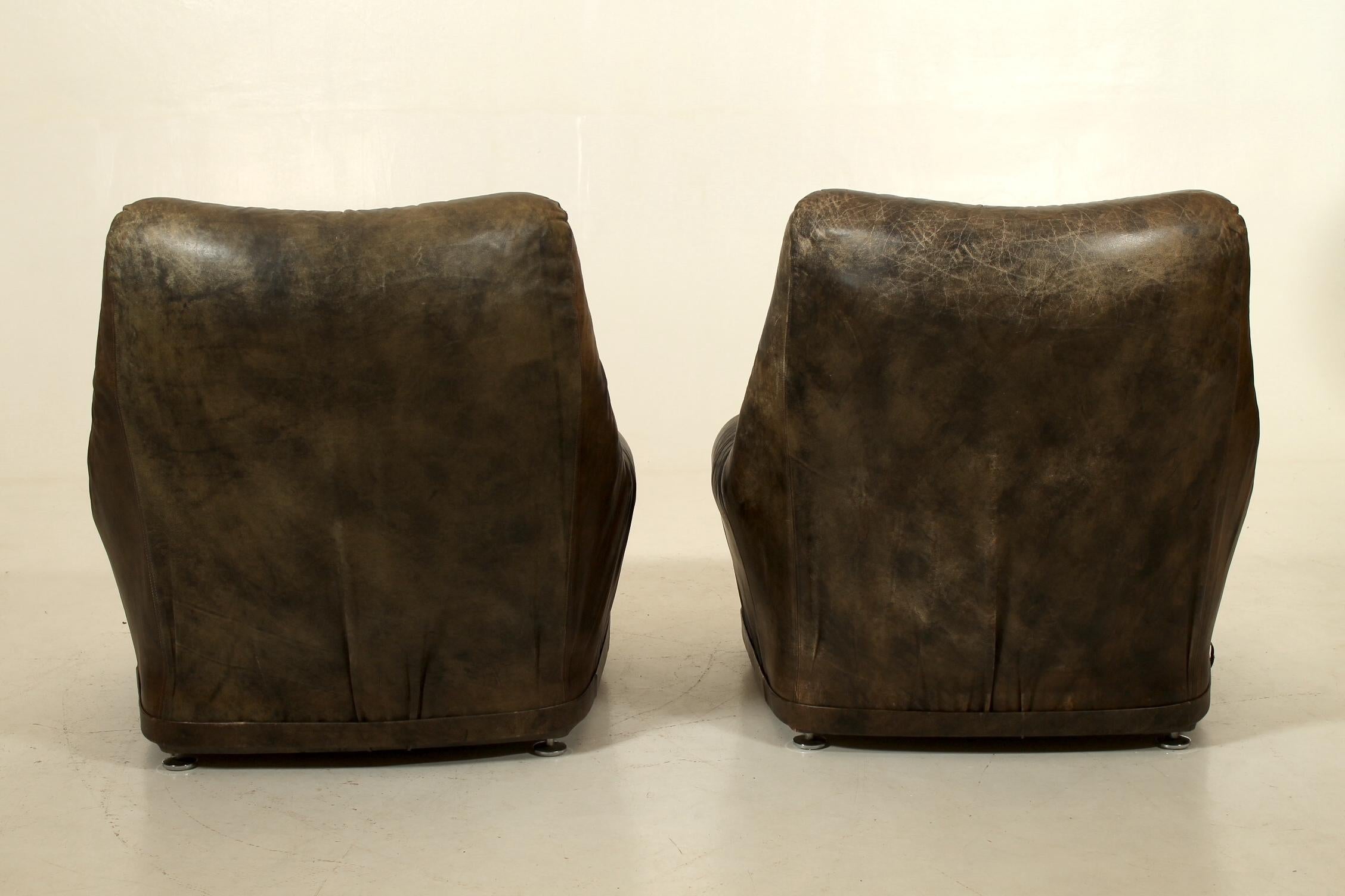 Metal Pair of leather loungers with a belt. Attributed De Sede. For Sale