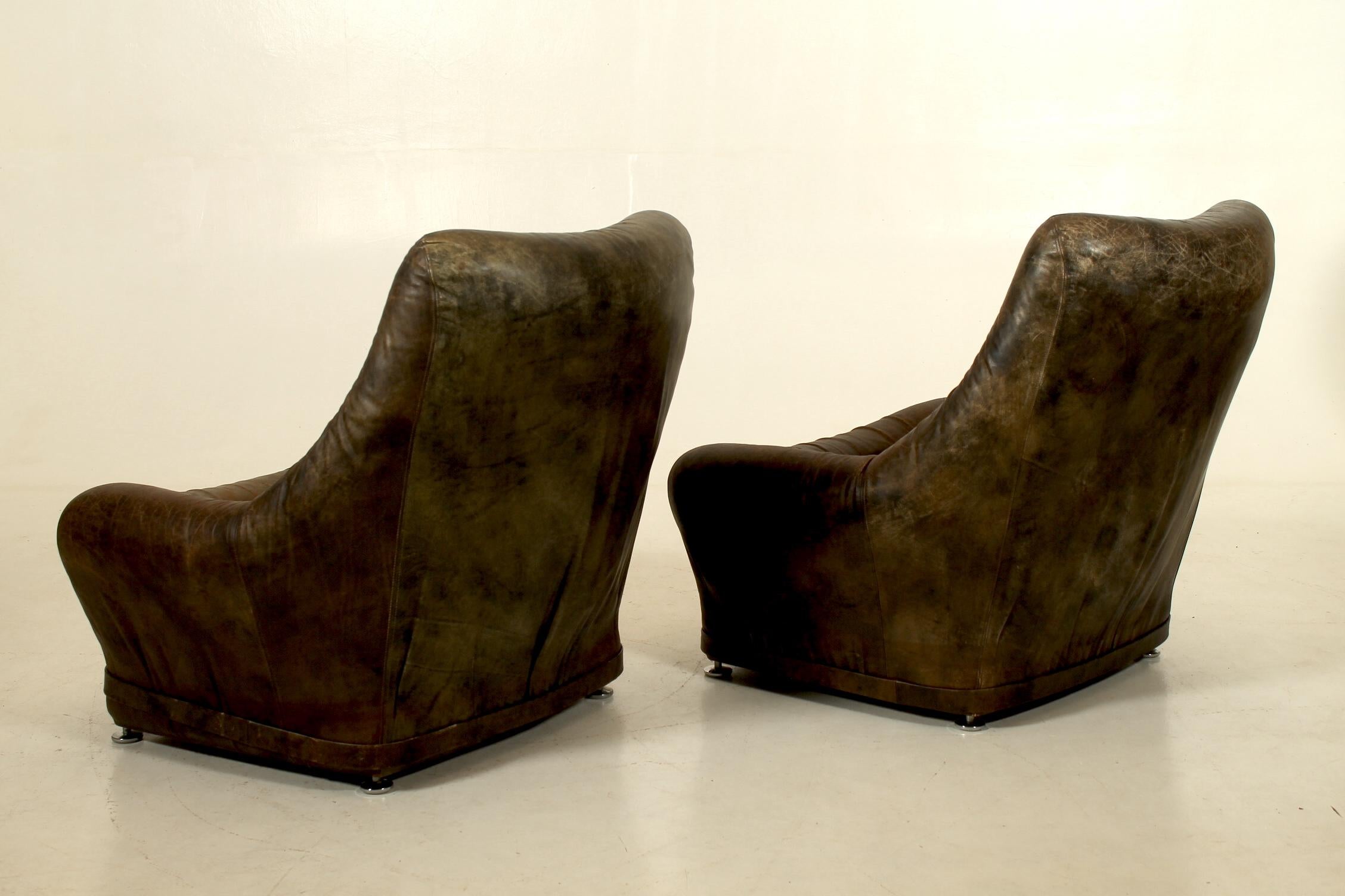 Pair of leather loungers with a belt. Attributed De Sede. For Sale 1